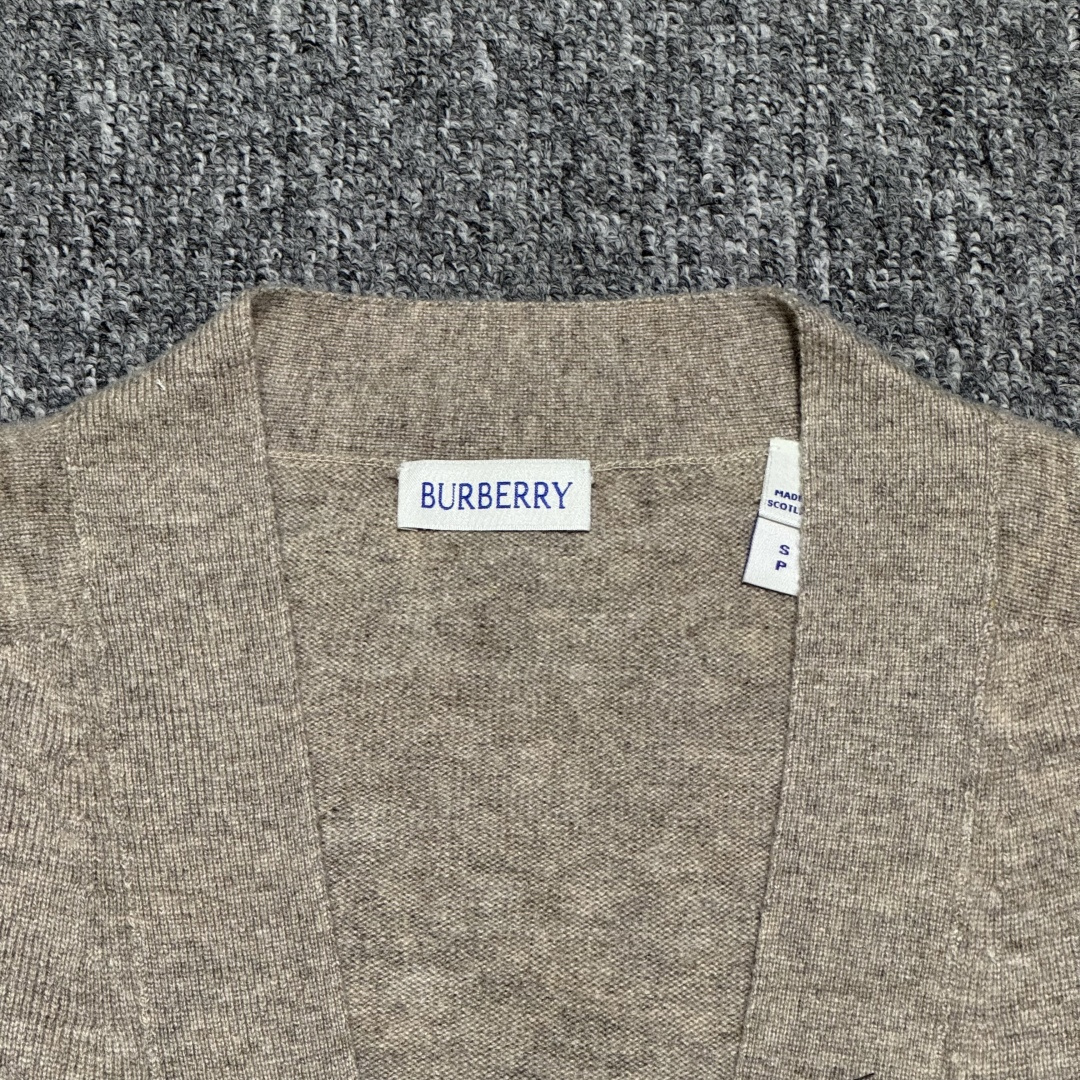 图片[2]-S# BBR 巴宝莉 下摆签名款 老钱风 羊绒开衫毛衣 真正原版购回开发打版 高端零售专供 品质保证 100%放心出街 尺码：S M L XL-选品中心