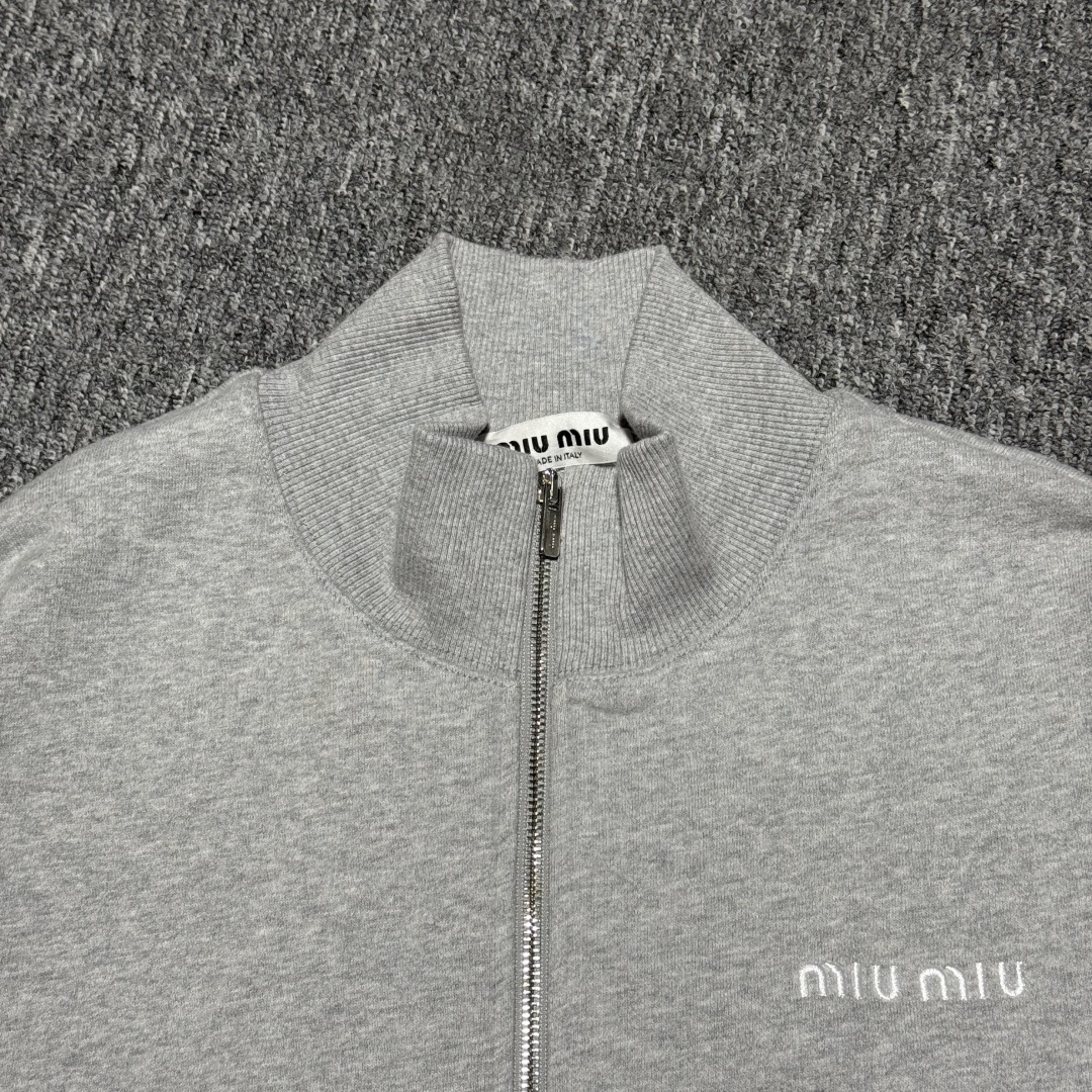 图片[2]-S# MiuMiu 缪缪 花灰色 抽绳立领外套 真正原版购回开发打版 高端零售专供 品质保证 100%放心出街 尺码：S M L XL-选品中心