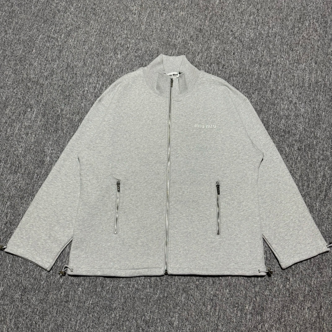 S# MiuMiu 缪缪 花灰色 抽绳立领外套 真正原版购回开发打版 高端零售专供 品质保证 100%放心出街 尺码：S M L XL-选品中心