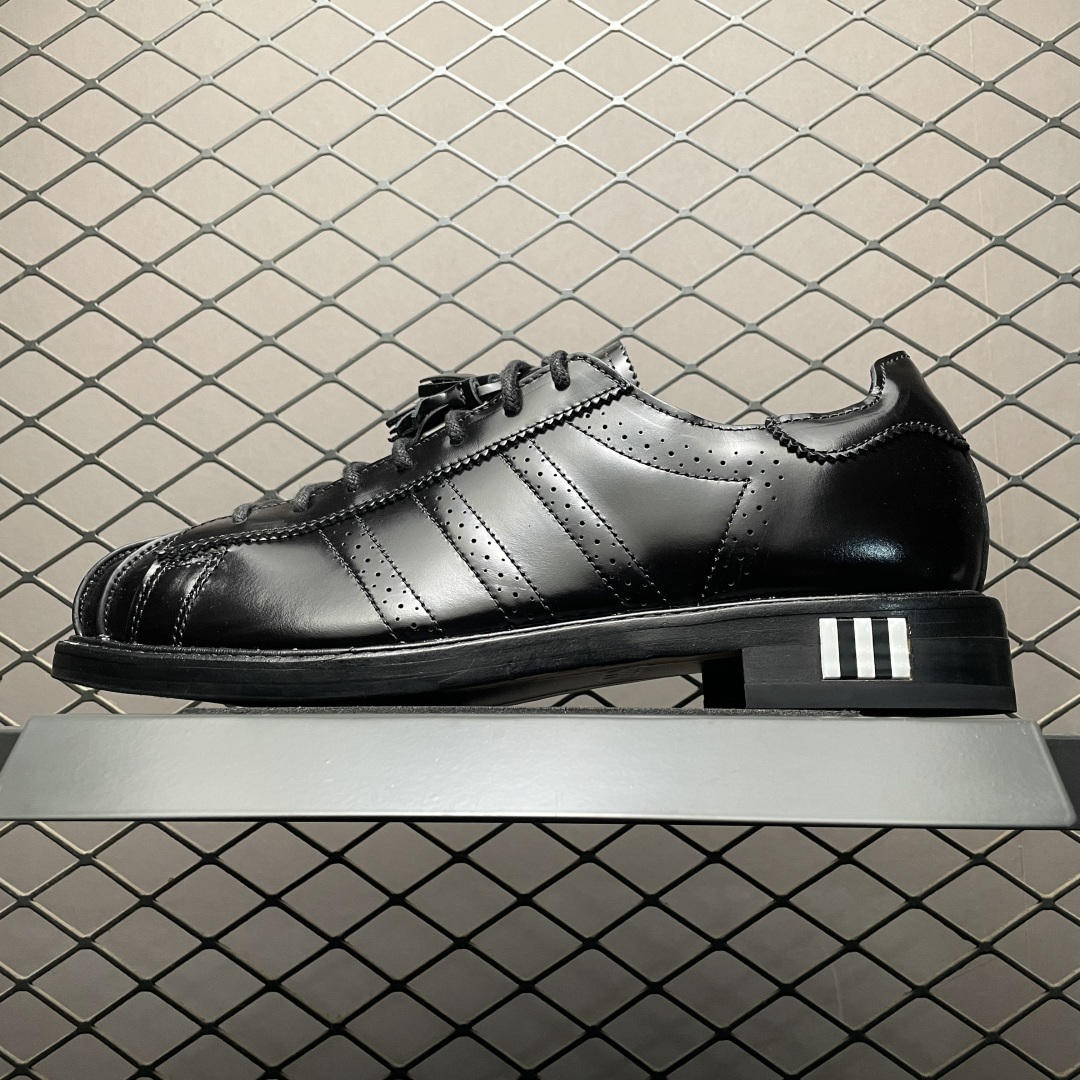 纯原 CLOT x AD 阿迪 Superstar 陈冠希联名 贝壳头休闲皮鞋 JR2814 整体以经典的贝壳头鞋款为蓝本设计，将标志性的贝壳头重新演绎，鞋身部分采用丝绸元素彰显联名身份 尺码：36 37 38 39 40 41 42 43 44 45 46-选品中心