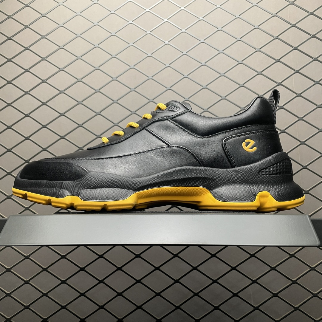 ECCO 爱步 运动鞋男 秋季双色拼接透气舒适跑步鞋 健步BIOM系列新款 825922 甄选牛皮面料 鞋头打孔设计+皮革织物混合内衬 告别闷热，透气舒适 鞋底撞色设计搭配鞋带，自由切换拓展多元穿搭可能 搭载BIOM®NATURAL MOTION®科技 符合人体工学鞋楦 贴近天然足部形态，塑造舒适运动体验 合脚稳固 舒适在线 大底采用高效橡胶 贴合脚部线条 动态分散运动冲击力 打破常规，为行走带来自然律动 尺码：38 39 40 41 42 43 44（皮鞋码）-选品中心