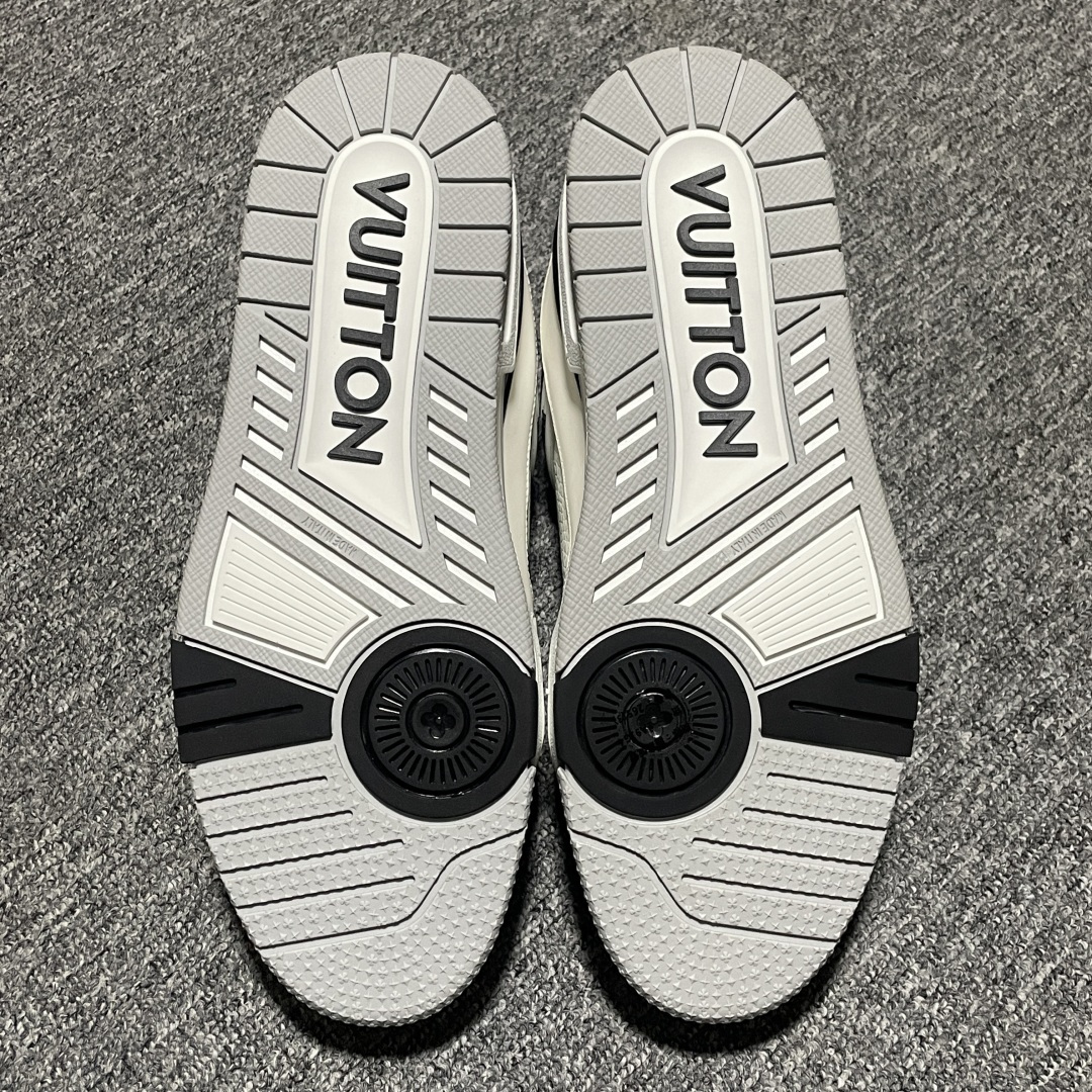 图片[3]-Louis Vuitton 路易威登 LV Trainer 低帮休闲板鞋 海淘代购同渠道品质 高端零售 外贸充正专供 原版购入开发 ZP级全套包装 完美楦型 正确卡色 大底TPU 质感媲美原版 细节与原版一致 请注意区分市面通货材 尺码：38 39 40 41 42 43 44 45 46-选品中心