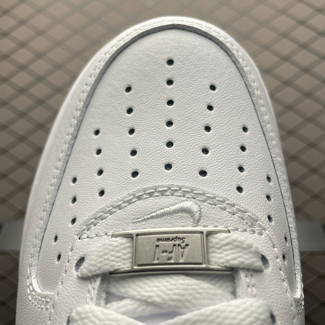 图片[7]-Supreme x NK Air Force 1 Low SUP联名款 空军一号低帮休闲板鞋 CU9225-102 原厂冲刀皮料切割干净 无任何毛边 打造纯正空军 全掌内置蜂窝气垫 原盒配件 原厂中底钢印、拉帮完美 全套原楦原模倾力打造完美版型 尺码：36 36.5 37.5 38 38.5 39 40 40.5 41 42 42.5 43 44 44.5 45 46 47.5-选品中心
