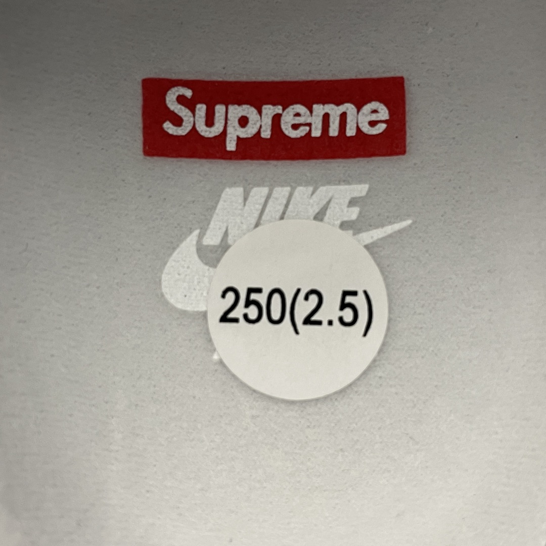 图片[8]-Supreme x NK Air Force 1 Low SUP联名款 空军一号低帮休闲板鞋 CU9225-102 原厂冲刀皮料切割干净 无任何毛边 打造纯正空军 全掌内置蜂窝气垫 原盒配件 原厂中底钢印、拉帮完美 全套原楦原模倾力打造完美版型 尺码：36 36.5 37.5 38 38.5 39 40 40.5 41 42 42.5 43 44 44.5 45 46 47.5-选品中心
