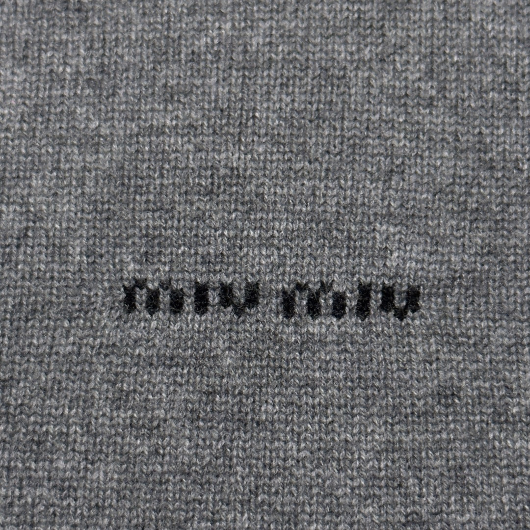 图片[4]-S# MiuMiu 缪缪 假两件拼接 羊绒毛衣 真正原版购回开发打版 高端零售专供 品质保证 100%放心出街 尺码：38 40 42 44-选品中心