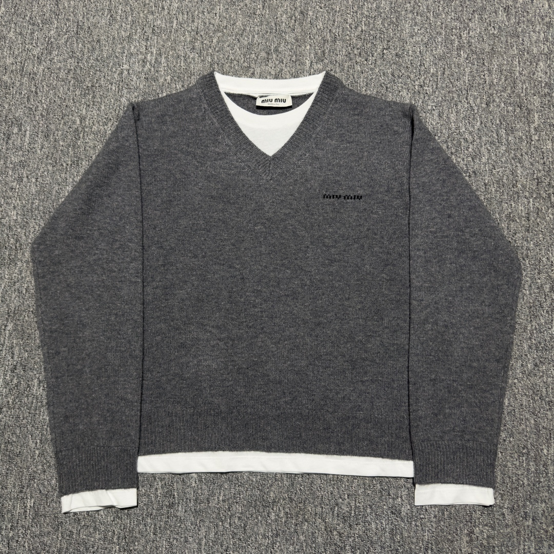 S# MiuMiu 缪缪 假两件拼接 羊绒毛衣 真正原版购回开发打版 高端零售专供 品质保证 100%放心出街 尺码：38 40 42 44-选品中心