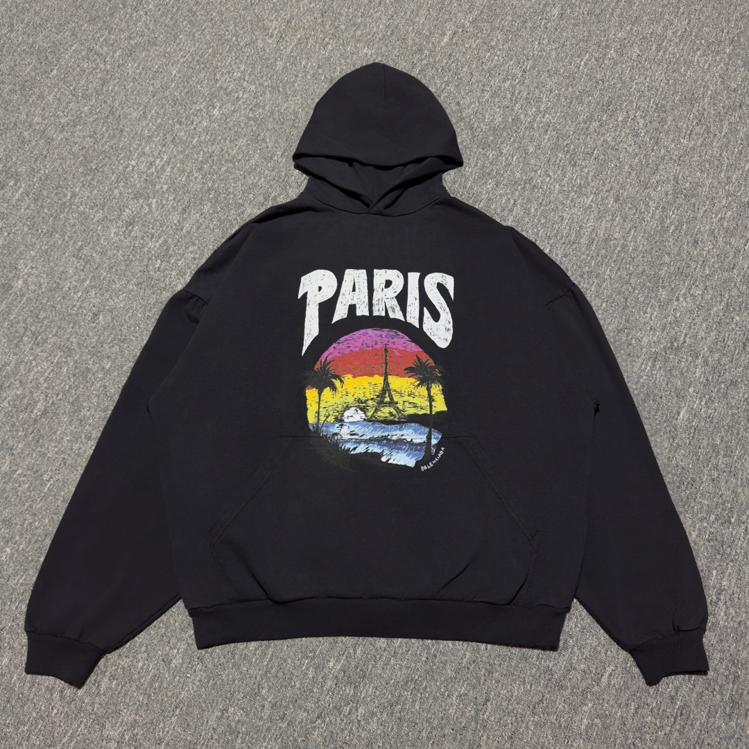 福利特价🔥168  S# BLCG 巴黎世家 夏威夷帽衫卫衣 真正原版购回开发打版  高端零售专供 品质保证 100%放心出街 尺码：1 2 3 （Oversize 宽松版型）

面料：32支精梳棉平纹鱼鳞小毛圈，380克，100%棉
罗纹：32支双纱精棉1×1罗纹，390克

独家定织定染精梳棉面料，100%纯棉面料，手感绵柔，上身舒适。对照原版织纱染色时间1个多月。


工艺：


‼️注意：此款正面背面，整件均为以色列“康丽”400多个W机台进行“直喷”工艺，帽衫正面口袋平车拼接后，才能做“直喷”工艺，口袋内里没有图案！工艺材料、步骤与原版相同！

（市面通货版本，采用胶浆丝网印刷都是错误工艺，正面口袋拼接处，采用这种错误做法，会因面料缝位高低不平，胶浆印刷不均匀，导致整个印花图案出现“局部颜料堆积过多”、“图案炸糊的现象”！且用印刷工艺，根本达不到原版印花的质感效果！）



直喷工艺：
⚠️认准这个标识“Kornit”！
价值一辆劳斯莱斯的印花机[吃瓜]

采用以色列进口康丽数码喷绘机台，单台机器4百个多W，喷绘图案比起普通数码机台，颗粒更均匀、细腻，彩色更丰富。是普通机台无法比拟的。

    16数码喷绘头，8个色彩注色管 （比普通数码机器多2个）
      印花原料采用：进口喷绘色剂，每公斤要一千三百多块。

这么说吧，国内普通数码喷绘机台好一点的机台30-40W就能搞下来，品质是不可能达到原版完全一样效果。而我们用的这个进口400个W的机台，就是高奢品牌原厂的御用机台！

大货印花质地松软、颗粒细腻，色彩丰富，手感与原版一致。

独家对版1：1定制三标辅料，码标齐全，与原版一致！