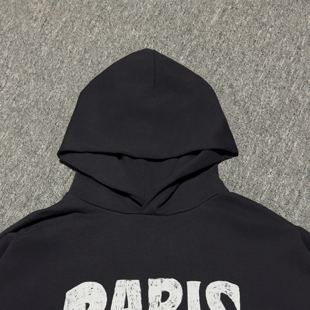 福利特价🔥168  S# BLCG 巴黎世家 夏威夷帽衫卫衣 真正原版购回开发打版  高端零售专供 品质保证 100%放心出街 尺码：1 2 3 （Oversize 宽松版型）

面料：32支精梳棉平纹鱼鳞小毛圈，380克，100%棉
罗纹：32支双纱精棉1×1罗纹，390克

独家定织定染精梳棉面料，100%纯棉面料，手感绵柔，上身舒适。对照原版织纱染色时间1个多月。


工艺：


‼️注意：此款正面背面，整件均为以色列“康丽”400多个W机台进行“直喷”工艺，帽衫正面口袋平车拼接后，才能做“直喷”工艺，口袋内里没有图案！工艺材料、步骤与原版相同！

（市面通货版本，采用胶浆丝网印刷都是错误工艺，正面口袋拼接处，采用这种错误做法，会因面料缝位高低不平，胶浆印刷不均匀，导致整个印花图案出现“局部颜料堆积过多”、“图案炸糊的现象”！且用印刷工艺，根本达不到原版印花的质感效果！）



直喷工艺：
⚠️认准这个标识“Kornit”！
价值一辆劳斯莱斯的印花机[吃瓜]

采用以色列进口康丽数码喷绘机台，单台机器4百个多W，喷绘图案比起普通数码机台，颗粒更均匀、细腻，彩色更丰富。是普通机台无法比拟的。

    16数码喷绘头，8个色彩注色管 （比普通数码机器多2个）
      印花原料采用：进口喷绘色剂，每公斤要一千三百多块。

这么说吧，国内普通数码喷绘机台好一点的机台30-40W就能搞下来，品质是不可能达到原版完全一样效果。而我们用的这个进口400个W的机台，就是高奢品牌原厂的御用机台！

大货印花质地松软、颗粒细腻，色彩丰富，手感与原版一致。

独家对版1：1定制三标辅料，码标齐全，与原版一致！