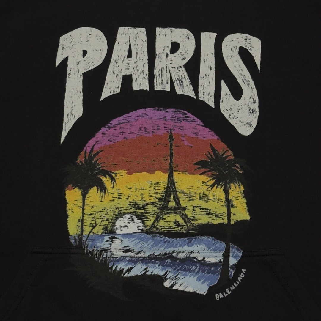 福利特价🔥168  S# BLCG 巴黎世家 夏威夷帽衫卫衣 真正原版购回开发打版  高端零售专供 品质保证 100%放心出街 尺码：1 2 3 （Oversize 宽松版型）

面料：32支精梳棉平纹鱼鳞小毛圈，380克，100%棉
罗纹：32支双纱精棉1×1罗纹，390克

独家定织定染精梳棉面料，100%纯棉面料，手感绵柔，上身舒适。对照原版织纱染色时间1个多月。


工艺：


‼️注意：此款正面背面，整件均为以色列“康丽”400多个W机台进行“直喷”工艺，帽衫正面口袋平车拼接后，才能做“直喷”工艺，口袋内里没有图案！工艺材料、步骤与原版相同！

（市面通货版本，采用胶浆丝网印刷都是错误工艺，正面口袋拼接处，采用这种错误做法，会因面料缝位高低不平，胶浆印刷不均匀，导致整个印花图案出现“局部颜料堆积过多”、“图案炸糊的现象”！且用印刷工艺，根本达不到原版印花的质感效果！）



直喷工艺：
⚠️认准这个标识“Kornit”！
价值一辆劳斯莱斯的印花机[吃瓜]

采用以色列进口康丽数码喷绘机台，单台机器4百个多W，喷绘图案比起普通数码机台，颗粒更均匀、细腻，彩色更丰富。是普通机台无法比拟的。

    16数码喷绘头，8个色彩注色管 （比普通数码机器多2个）
      印花原料采用：进口喷绘色剂，每公斤要一千三百多块。

这么说吧，国内普通数码喷绘机台好一点的机台30-40W就能搞下来，品质是不可能达到原版完全一样效果。而我们用的这个进口400个W的机台，就是高奢品牌原厂的御用机台！

大货印花质地松软、颗粒细腻，色彩丰富，手感与原版一致。

独家对版1：1定制三标辅料，码标齐全，与原版一致！