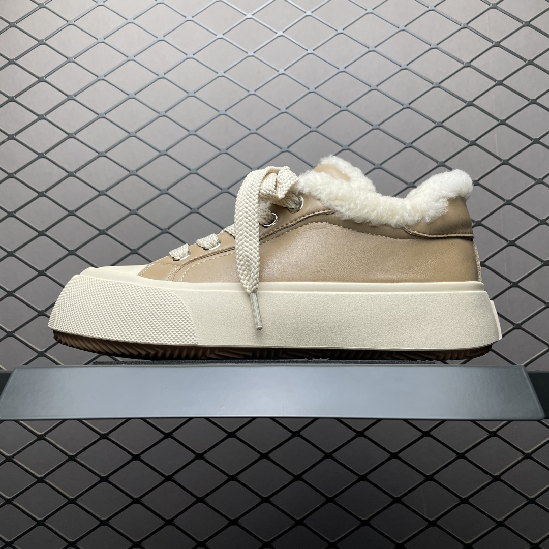 GG-CC赵露思 秋冬加绒裤雪地靴毛毛鞋 秋冬保暖好物 真羊毛加绒魔术贴板鞋 真羊毛内里 轻便舒适 非假绒 冬季保暖外出 家居都是很适合的选择 4.5cm增高 橡胶大底!耐磨秒变大长腿 尺码：35 36 37 38 39 40-选品中心