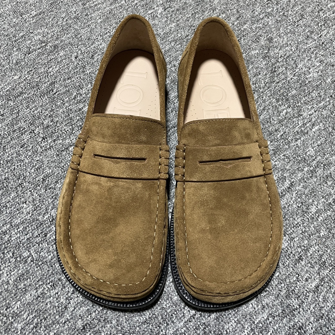 Loewe 罗意威 Campo 美拉德老钱风 低帮休闲皮鞋 乐福鞋 海淘代购同渠道品质 平台高端零售 外贸充正专供 原版购入开发 ZP级全套包装 完美楦型 原厂进口高丝光绒感牛反绒 优质优雅，微微上翘的弧度全油边工艺 全牛皮内里 一整张牛皮切割 无拼皮无边角料皮！独家私模 全真皮大底 整张牛皮鞋垫 独家私人开模压印 整鞋成本十分昂贵 尺码：39 40 41 42 43 44 45 正码正拍-选品中心