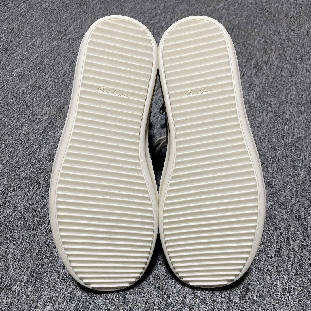 图片[3]-市售最高版 New Star # Rickowens 瑞克 欧文斯 倒三角 高街休闲板鞋 全新升级 真正匠心打造 欢迎各领域高端玩家拷打对比！ 【版型】历经8个月调楦开版 鞋形秀气，鞋头外腰向内腰上翘，鞋头尖向鞋舌连接处下凹弧度，版型整体的灵魂所在 【面皮】进口全粒面头层小牛皮，细纳帕纹路亮面风格，手感细腻且按压具有纹路感，上等的皮料是该款鞋的核心所在，正品还原度98% 【内里】采用进口全粒面头层小牛皮，细纳帕纹路哑光风格，自然毛孔，吸汗透气 【中底】表面层包裹全粒面小牛皮，内层中底板带钢板，提升鞋子的稳定性与支撑力，有效抵抗外力变形（这个系列市面版本全部没有） 【鞋垫】全粒面小牛皮-透气吸汗+三层夹心泡面材质-高弹透气脚感舒适 【鞋底】独家私模 翘度完美还原ZP原鞋，TPU奶香大底 进口TPU原料耐磨，耐操，不易氧化发黄 【鞋带】定制水染，按原版织法工艺，百分比百还原 【布袋】定制定染原厂布袋，原厂刺绣工艺（布料厚实、柔软、带绒感、颜色深灰微微发绿 布料成本远高于市场通货版） 【包装】配件包装全部按照最新版原鞋标准（鞋撑纸为黑色，包装纸有半透油蜡感）区别市面错版，另附送黑色鞋带，独家配无纺布试鞋垫一张 尺码：38 39 40 41 42 43 44 45 46 正码正拍-选品中心