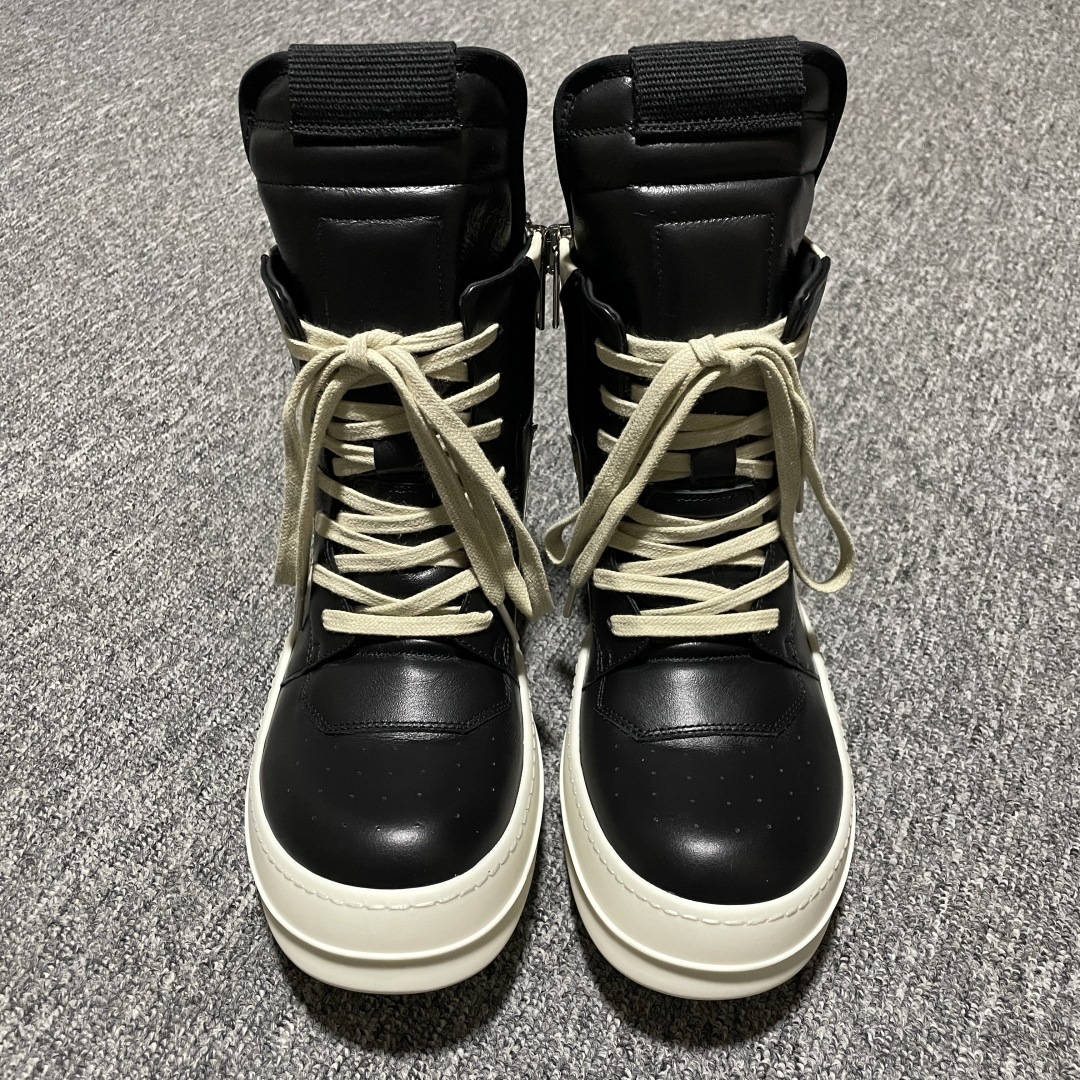 市售最高版 New Star # Rickowens 瑞克 欧文斯 倒三角 高街休闲板鞋 全新升级 真正匠心打造 欢迎各领域高端玩家拷打对比！ 【版型】历经8个月调楦开版 鞋形秀气，鞋头外腰向内腰上翘，鞋头尖向鞋舌连接处下凹弧度，版型整体的灵魂所在 【面皮】进口全粒面头层小牛皮，细纳帕纹路亮面风格，手感细腻且按压具有纹路感，上等的皮料是该款鞋的核心所在，正品还原度98% 【内里】采用进口全粒面头层小牛皮，细纳帕纹路哑光风格，自然毛孔，吸汗透气 【中底】表面层包裹全粒面小牛皮，内层中底板带钢板，提升鞋子的稳定性与支撑力，有效抵抗外力变形（这个系列市面版本全部没有） 【鞋垫】全粒面小牛皮-透气吸汗+三层夹心泡面材质-高弹透气脚感舒适 【鞋底】独家私模 翘度完美还原ZP原鞋，TPU奶香大底 进口TPU原料耐磨，耐操，不易氧化发黄 【鞋带】定制水染，按原版织法工艺，百分比百还原 【布袋】定制定染原厂布袋，原厂刺绣工艺（布料厚实、柔软、带绒感、颜色深灰微微发绿 布料成本远高于市场通货版） 【包装】配件包装全部按照最新版原鞋标准（鞋撑纸为黑色，包装纸有半透油蜡感）区别市面错版，另附送黑色鞋带，独家配无纺布试鞋垫一张 尺码：38 39 40 41 42 43 44 45 46 正码正拍-选品中心