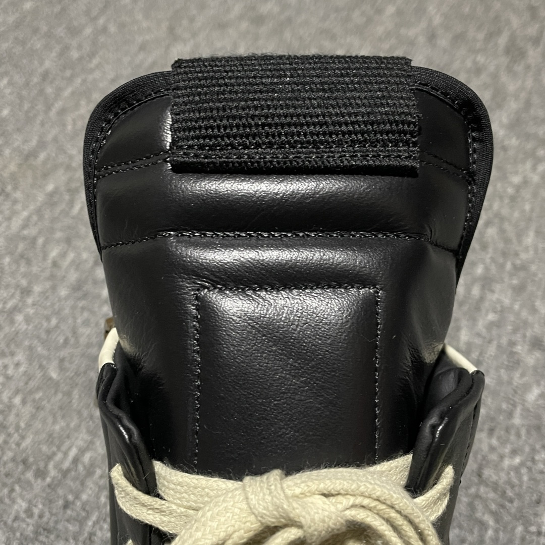 图片[9]-市售最高版 New Star # Rickowens 瑞克 欧文斯 倒三角 高街休闲板鞋 全新升级 真正匠心打造 欢迎各领域高端玩家拷打对比！ 【版型】历经8个月调楦开版 鞋形秀气，鞋头外腰向内腰上翘，鞋头尖向鞋舌连接处下凹弧度，版型整体的灵魂所在 【面皮】进口全粒面头层小牛皮，细纳帕纹路亮面风格，手感细腻且按压具有纹路感，上等的皮料是该款鞋的核心所在，正品还原度98% 【内里】采用进口全粒面头层小牛皮，细纳帕纹路哑光风格，自然毛孔，吸汗透气 【中底】表面层包裹全粒面小牛皮，内层中底板带钢板，提升鞋子的稳定性与支撑力，有效抵抗外力变形（这个系列市面版本全部没有） 【鞋垫】全粒面小牛皮-透气吸汗+三层夹心泡面材质-高弹透气脚感舒适 【鞋底】独家私模 翘度完美还原ZP原鞋，TPU奶香大底 进口TPU原料耐磨，耐操，不易氧化发黄 【鞋带】定制水染，按原版织法工艺，百分比百还原 【布袋】定制定染原厂布袋，原厂刺绣工艺（布料厚实、柔软、带绒感、颜色深灰微微发绿 布料成本远高于市场通货版） 【包装】配件包装全部按照最新版原鞋标准（鞋撑纸为黑色，包装纸有半透油蜡感）区别市面错版，另附送黑色鞋带，独家配无纺布试鞋垫一张 尺码：38 39 40 41 42 43 44 45 46 正码正拍-选品中心