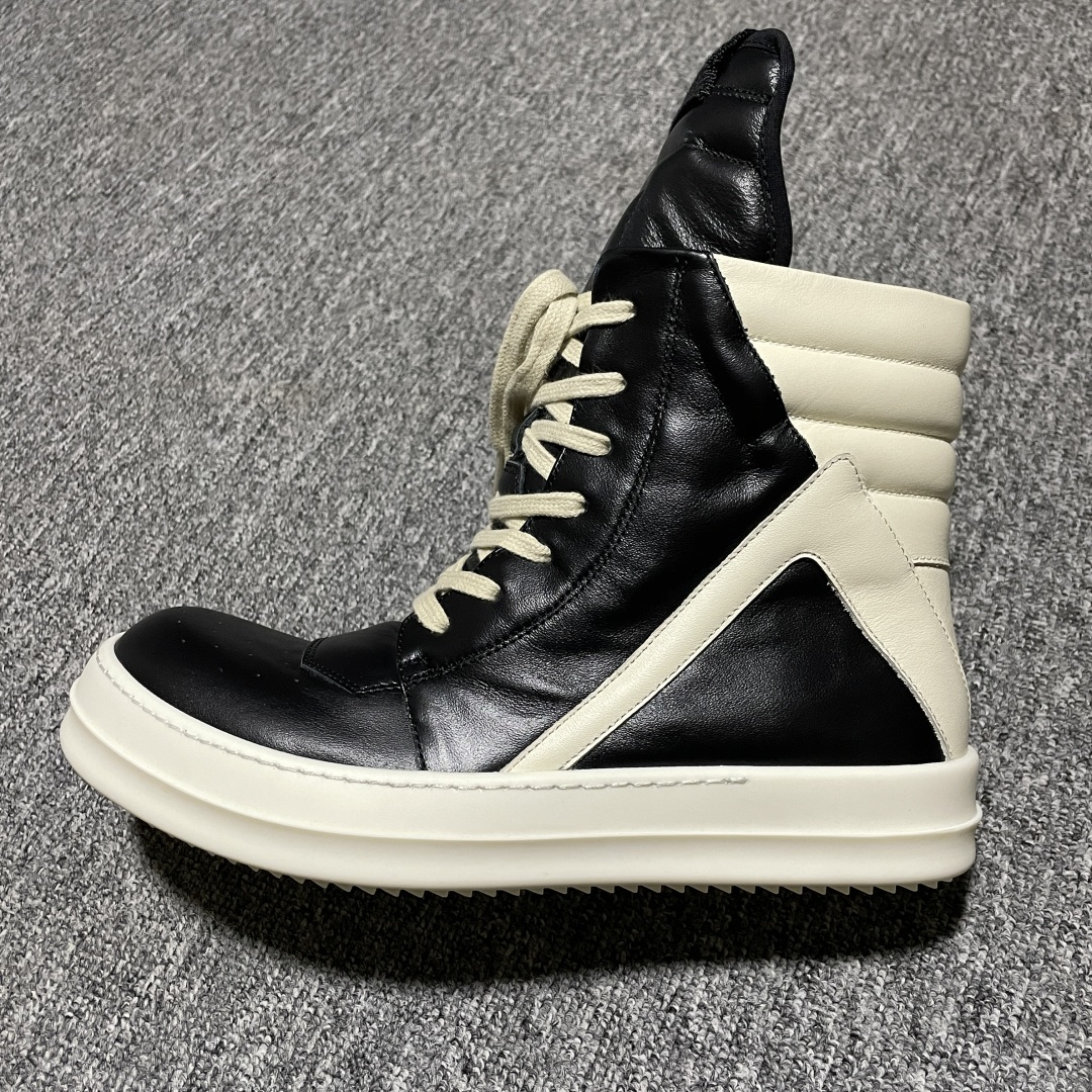 图片[5]-市售最高版 New Star # Rickowens 瑞克 欧文斯 倒三角 高街休闲板鞋 全新升级 真正匠心打造 欢迎各领域高端玩家拷打对比！ 【版型】历经8个月调楦开版 鞋形秀气，鞋头外腰向内腰上翘，鞋头尖向鞋舌连接处下凹弧度，版型整体的灵魂所在 【面皮】进口全粒面头层小牛皮，细纳帕纹路亮面风格，手感细腻且按压具有纹路感，上等的皮料是该款鞋的核心所在，正品还原度98% 【内里】采用进口全粒面头层小牛皮，细纳帕纹路哑光风格，自然毛孔，吸汗透气 【中底】表面层包裹全粒面小牛皮，内层中底板带钢板，提升鞋子的稳定性与支撑力，有效抵抗外力变形（这个系列市面版本全部没有） 【鞋垫】全粒面小牛皮-透气吸汗+三层夹心泡面材质-高弹透气脚感舒适 【鞋底】独家私模 翘度完美还原ZP原鞋，TPU奶香大底 进口TPU原料耐磨，耐操，不易氧化发黄 【鞋带】定制水染，按原版织法工艺，百分比百还原 【布袋】定制定染原厂布袋，原厂刺绣工艺（布料厚实、柔软、带绒感、颜色深灰微微发绿 布料成本远高于市场通货版） 【包装】配件包装全部按照最新版原鞋标准（鞋撑纸为黑色，包装纸有半透油蜡感）区别市面错版，另附送黑色鞋带，独家配无纺布试鞋垫一张 尺码：38 39 40 41 42 43 44 45 46 正码正拍-选品中心