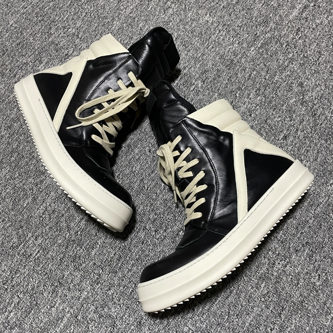 图片[6]-市售最高版 New Star # Rickowens 瑞克 欧文斯 倒三角 高街休闲板鞋 全新升级 真正匠心打造 欢迎各领域高端玩家拷打对比！ 【版型】历经8个月调楦开版 鞋形秀气，鞋头外腰向内腰上翘，鞋头尖向鞋舌连接处下凹弧度，版型整体的灵魂所在 【面皮】进口全粒面头层小牛皮，细纳帕纹路亮面风格，手感细腻且按压具有纹路感，上等的皮料是该款鞋的核心所在，正品还原度98% 【内里】采用进口全粒面头层小牛皮，细纳帕纹路哑光风格，自然毛孔，吸汗透气 【中底】表面层包裹全粒面小牛皮，内层中底板带钢板，提升鞋子的稳定性与支撑力，有效抵抗外力变形（这个系列市面版本全部没有） 【鞋垫】全粒面小牛皮-透气吸汗+三层夹心泡面材质-高弹透气脚感舒适 【鞋底】独家私模 翘度完美还原ZP原鞋，TPU奶香大底 进口TPU原料耐磨，耐操，不易氧化发黄 【鞋带】定制水染，按原版织法工艺，百分比百还原 【布袋】定制定染原厂布袋，原厂刺绣工艺（布料厚实、柔软、带绒感、颜色深灰微微发绿 布料成本远高于市场通货版） 【包装】配件包装全部按照最新版原鞋标准（鞋撑纸为黑色，包装纸有半透油蜡感）区别市面错版，另附送黑色鞋带，独家配无纺布试鞋垫一张 尺码：38 39 40 41 42 43 44 45 46 正码正拍-选品中心