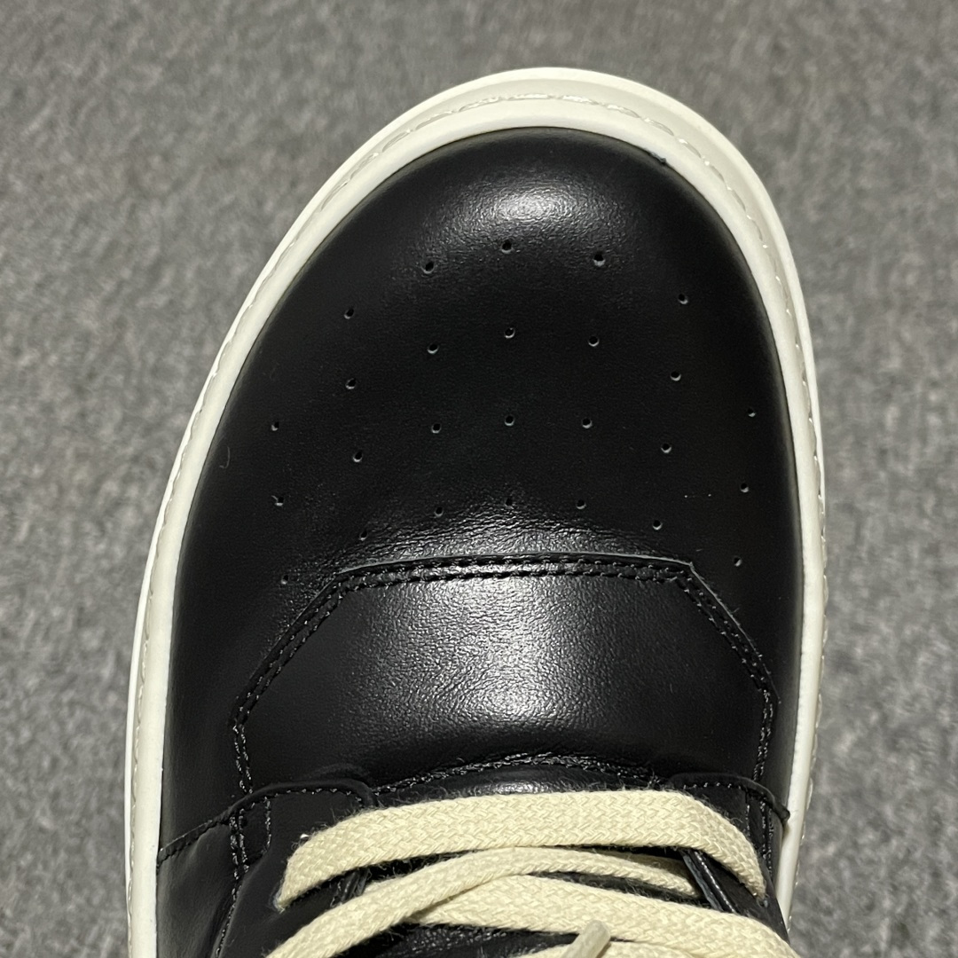 图片[7]-市售最高版 New Star # Rickowens 瑞克 欧文斯 倒三角 高街休闲板鞋 全新升级 真正匠心打造 欢迎各领域高端玩家拷打对比！ 【版型】历经8个月调楦开版 鞋形秀气，鞋头外腰向内腰上翘，鞋头尖向鞋舌连接处下凹弧度，版型整体的灵魂所在 【面皮】进口全粒面头层小牛皮，细纳帕纹路亮面风格，手感细腻且按压具有纹路感，上等的皮料是该款鞋的核心所在，正品还原度98% 【内里】采用进口全粒面头层小牛皮，细纳帕纹路哑光风格，自然毛孔，吸汗透气 【中底】表面层包裹全粒面小牛皮，内层中底板带钢板，提升鞋子的稳定性与支撑力，有效抵抗外力变形（这个系列市面版本全部没有） 【鞋垫】全粒面小牛皮-透气吸汗+三层夹心泡面材质-高弹透气脚感舒适 【鞋底】独家私模 翘度完美还原ZP原鞋，TPU奶香大底 进口TPU原料耐磨，耐操，不易氧化发黄 【鞋带】定制水染，按原版织法工艺，百分比百还原 【布袋】定制定染原厂布袋，原厂刺绣工艺（布料厚实、柔软、带绒感、颜色深灰微微发绿 布料成本远高于市场通货版） 【包装】配件包装全部按照最新版原鞋标准（鞋撑纸为黑色，包装纸有半透油蜡感）区别市面错版，另附送黑色鞋带，独家配无纺布试鞋垫一张 尺码：38 39 40 41 42 43 44 45 46 正码正拍-选品中心