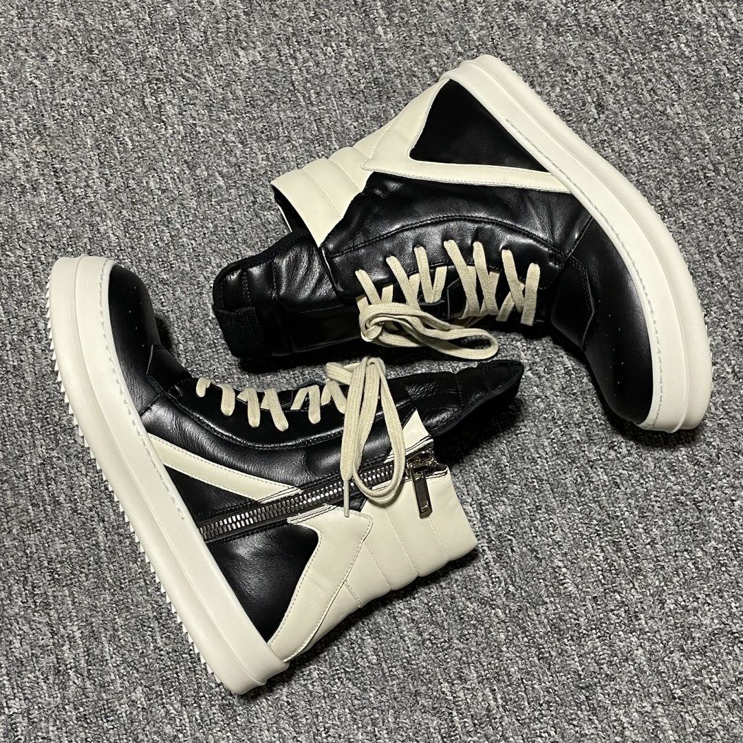 图片[4]-市售最高版 New Star # Rickowens 瑞克 欧文斯 倒三角 高街休闲板鞋 全新升级 真正匠心打造 欢迎各领域高端玩家拷打对比！ 【版型】历经8个月调楦开版 鞋形秀气，鞋头外腰向内腰上翘，鞋头尖向鞋舌连接处下凹弧度，版型整体的灵魂所在 【面皮】进口全粒面头层小牛皮，细纳帕纹路亮面风格，手感细腻且按压具有纹路感，上等的皮料是该款鞋的核心所在，正品还原度98% 【内里】采用进口全粒面头层小牛皮，细纳帕纹路哑光风格，自然毛孔，吸汗透气 【中底】表面层包裹全粒面小牛皮，内层中底板带钢板，提升鞋子的稳定性与支撑力，有效抵抗外力变形（这个系列市面版本全部没有） 【鞋垫】全粒面小牛皮-透气吸汗+三层夹心泡面材质-高弹透气脚感舒适 【鞋底】独家私模 翘度完美还原ZP原鞋，TPU奶香大底 进口TPU原料耐磨，耐操，不易氧化发黄 【鞋带】定制水染，按原版织法工艺，百分比百还原 【布袋】定制定染原厂布袋，原厂刺绣工艺（布料厚实、柔软、带绒感、颜色深灰微微发绿 布料成本远高于市场通货版） 【包装】配件包装全部按照最新版原鞋标准（鞋撑纸为黑色，包装纸有半透油蜡感）区别市面错版，另附送黑色鞋带，独家配无纺布试鞋垫一张 尺码：38 39 40 41 42 43 44 45 46 正码正拍-选品中心