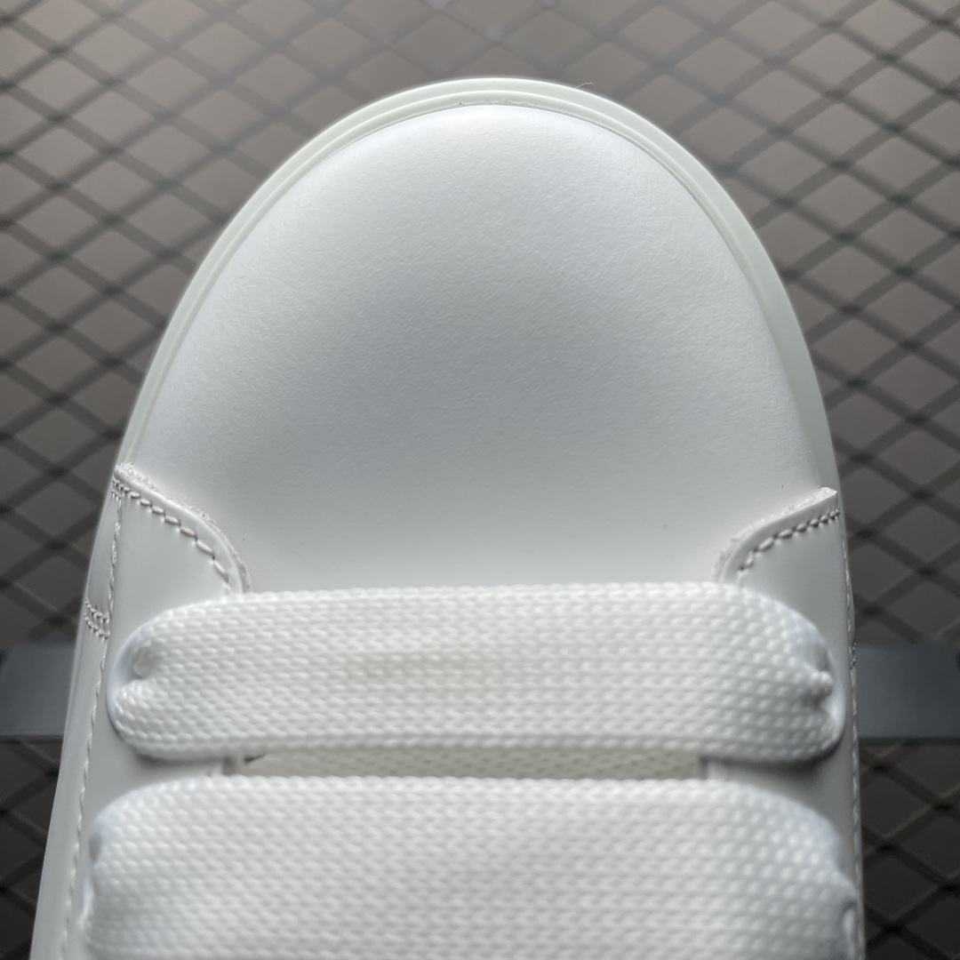 图片[7]-海淘专供版 Alexander McQueen 亚历山大麦昆 厚底增高小白鞋 原装购回原版开发 鞋底厚4.5cm 进口丝绸亚光原版水染羊皮内里 牛皮垫脚 回弹度到位 耐磨舒适 官方同步全套包装 外盒纸张、鞋盒工艺并赠送极品丝带 中底上所印一比一字体及字体颜色 中底颜色且中底钉了一圈一比一小钢钉（作用是小钉弯曲后可将中底与帮脚抓得更紧密）鞋盒贴标使用了高精密打印机，清晰与原版一样 赠送高硬度定制外包盒 认准实拍细节 以上所述所有细节可对比原鞋 尺码：35 36 37 38 39 40 41 42 43 44 45-选品中心