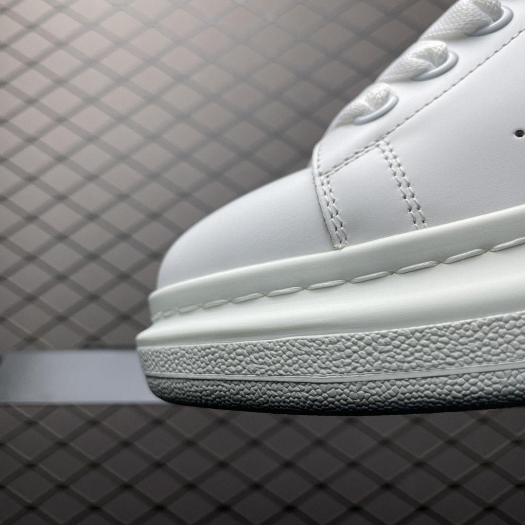 图片[6]-海淘专供版 Alexander McQueen 亚历山大麦昆 厚底增高小白鞋 原装购回原版开发 鞋底厚4.5cm 进口丝绸亚光原版水染羊皮内里 牛皮垫脚 回弹度到位 耐磨舒适 官方同步全套包装 外盒纸张、鞋盒工艺并赠送极品丝带 中底上所印一比一字体及字体颜色 中底颜色且中底钉了一圈一比一小钢钉（作用是小钉弯曲后可将中底与帮脚抓得更紧密）鞋盒贴标使用了高精密打印机，清晰与原版一样 赠送高硬度定制外包盒 认准实拍细节 以上所述所有细节可对比原鞋 尺码：35 36 37 38 39 40 41 42 43 44 45-选品中心