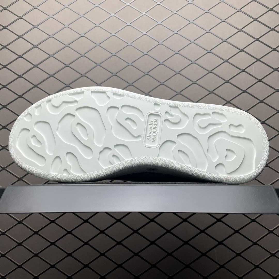 图片[5]-海淘专供版 Alexander McQueen 亚历山大麦昆 厚底增高小白鞋 原装购回原版开发 鞋底厚4.5cm 进口丝绸亚光原版水染羊皮内里 牛皮垫脚 回弹度到位 耐磨舒适 官方同步全套包装 外盒纸张、鞋盒工艺并赠送极品丝带 中底上所印一比一字体及字体颜色 中底颜色且中底钉了一圈一比一小钢钉（作用是小钉弯曲后可将中底与帮脚抓得更紧密）鞋盒贴标使用了高精密打印机，清晰与原版一样 赠送高硬度定制外包盒 认准实拍细节 以上所述所有细节可对比原鞋 尺码：35 36 37 38 39 40 41 42 43 44 45-选品中心