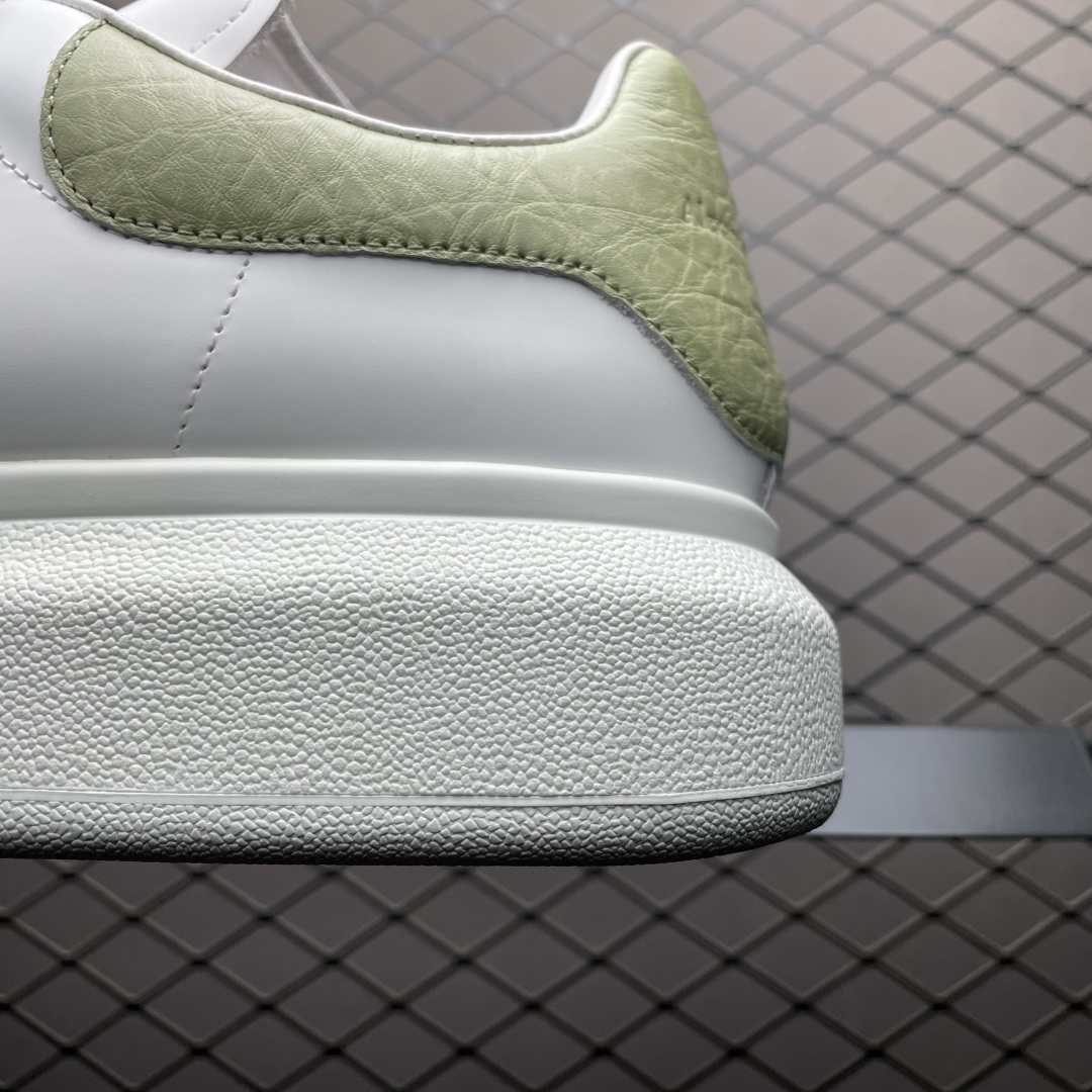 图片[4]-海淘专供版 Alexander McQueen 亚历山大麦昆 厚底增高小白鞋 原装购回原版开发 鞋底厚4.5cm 进口丝绸亚光原版水染羊皮内里 牛皮垫脚 回弹度到位 耐磨舒适 官方同步全套包装 外盒纸张、鞋盒工艺并赠送极品丝带 中底上所印一比一字体及字体颜色 中底颜色且中底钉了一圈一比一小钢钉（作用是小钉弯曲后可将中底与帮脚抓得更紧密）鞋盒贴标使用了高精密打印机，清晰与原版一样 赠送高硬度定制外包盒 认准实拍细节 以上所述所有细节可对比原鞋 尺码：35 36 37 38 39 40 41 42 43 44 45-选品中心