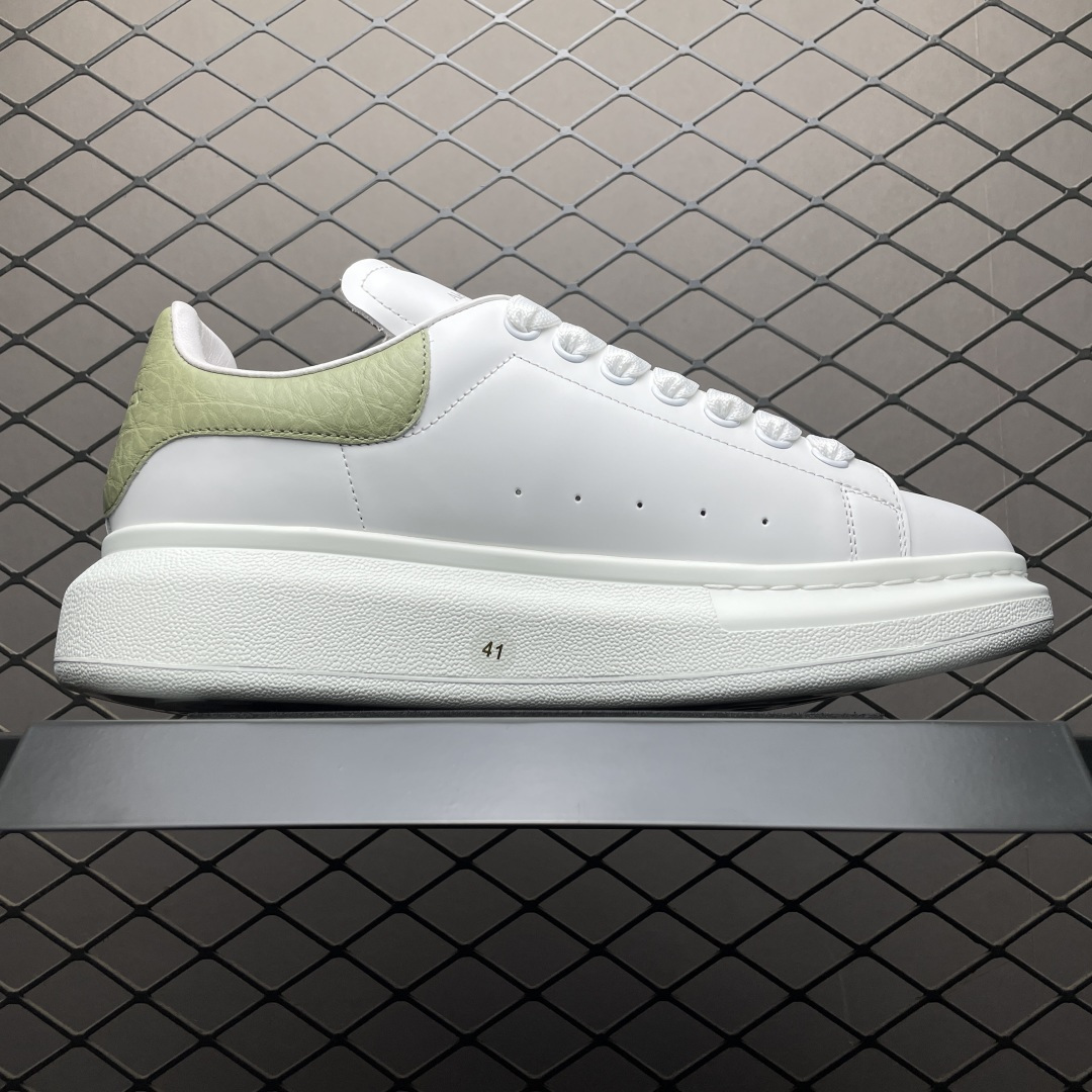 图片[3]-海淘专供版 Alexander McQueen 亚历山大麦昆 厚底增高小白鞋 原装购回原版开发 鞋底厚4.5cm 进口丝绸亚光原版水染羊皮内里 牛皮垫脚 回弹度到位 耐磨舒适 官方同步全套包装 外盒纸张、鞋盒工艺并赠送极品丝带 中底上所印一比一字体及字体颜色 中底颜色且中底钉了一圈一比一小钢钉（作用是小钉弯曲后可将中底与帮脚抓得更紧密）鞋盒贴标使用了高精密打印机，清晰与原版一样 赠送高硬度定制外包盒 认准实拍细节 以上所述所有细节可对比原鞋 尺码：35 36 37 38 39 40 41 42 43 44 45-选品中心