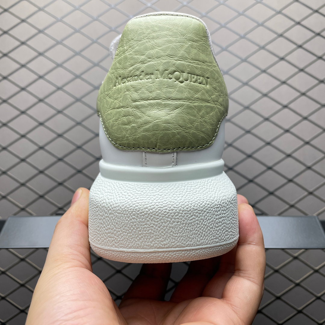 图片[2]-海淘专供版 Alexander McQueen 亚历山大麦昆 厚底增高小白鞋 原装购回原版开发 鞋底厚4.5cm 进口丝绸亚光原版水染羊皮内里 牛皮垫脚 回弹度到位 耐磨舒适 官方同步全套包装 外盒纸张、鞋盒工艺并赠送极品丝带 中底上所印一比一字体及字体颜色 中底颜色且中底钉了一圈一比一小钢钉（作用是小钉弯曲后可将中底与帮脚抓得更紧密）鞋盒贴标使用了高精密打印机，清晰与原版一样 赠送高硬度定制外包盒 认准实拍细节 以上所述所有细节可对比原鞋 尺码：35 36 37 38 39 40 41 42 43 44 45-选品中心
