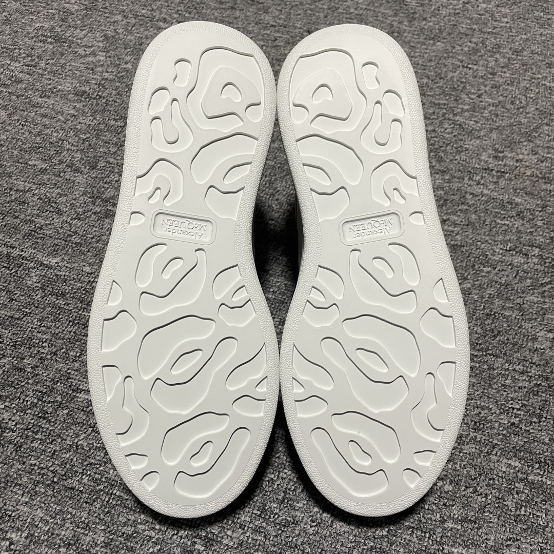 图片[3]-海淘专供版 Alexander McQueen 亚历山大麦昆 厚底增高小白鞋 原装购回原版开发 鞋底厚4.5cm 进口丝绸亚光原版水染羊皮内里 牛皮垫脚 回弹度到位 耐磨舒适 官方同步全套包装 外盒纸张、鞋盒工艺并赠送极品丝带 中底上所印一比一字体及字体颜色 中底颜色且中底钉了一圈一比一小钢钉（作用是小钉弯曲后可将中底与帮脚抓得更紧密）鞋盒贴标使用了高精密打印机，清晰与原版一样 赠送高硬度定制外包盒 认准实拍细节 以上所述所有细节可对比原鞋 尺码：35 36 37 38 39 40-选品中心