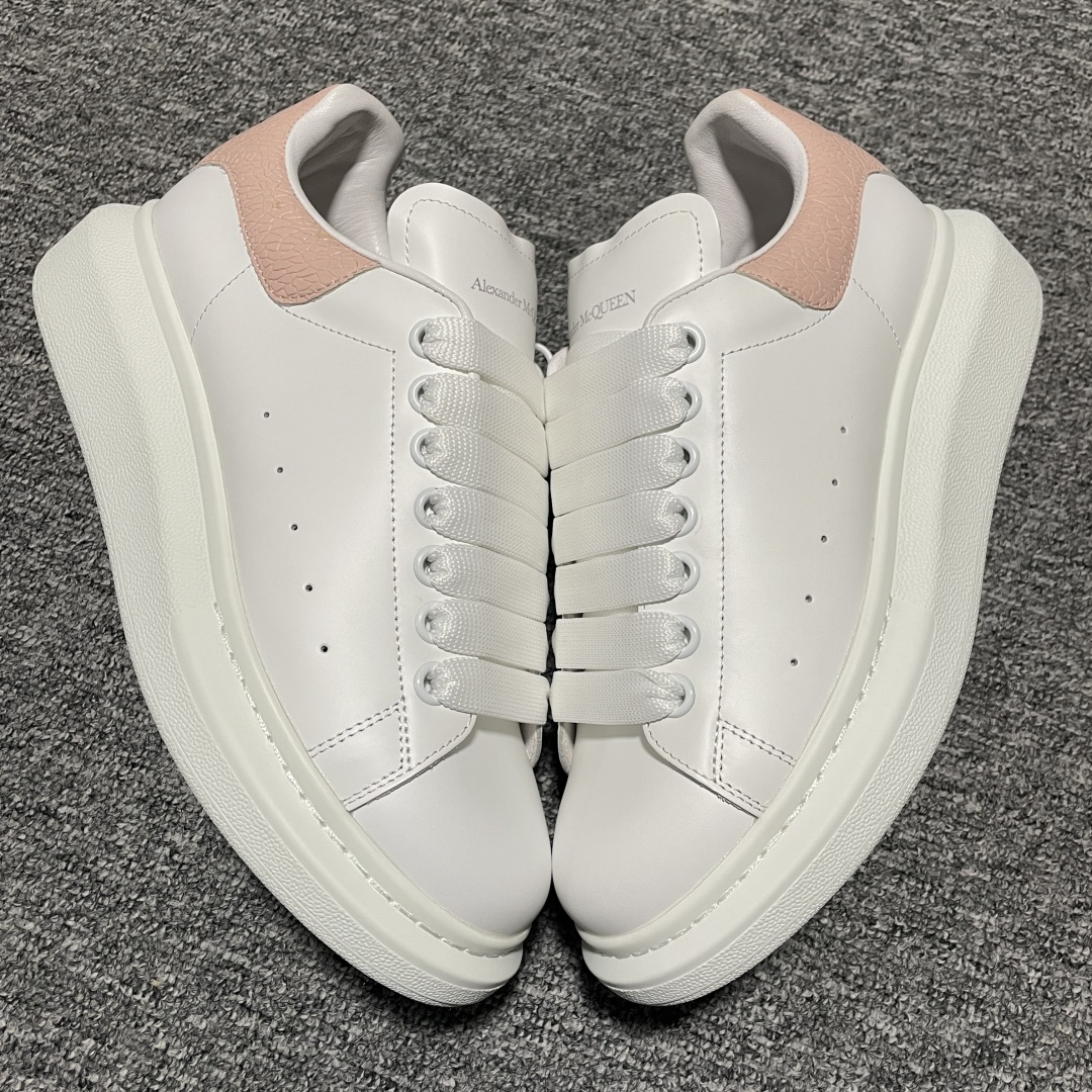 图片[2]-海淘专供版 Alexander McQueen 亚历山大麦昆 厚底增高小白鞋 原装购回原版开发 鞋底厚4.5cm 进口丝绸亚光原版水染羊皮内里 牛皮垫脚 回弹度到位 耐磨舒适 官方同步全套包装 外盒纸张、鞋盒工艺并赠送极品丝带 中底上所印一比一字体及字体颜色 中底颜色且中底钉了一圈一比一小钢钉（作用是小钉弯曲后可将中底与帮脚抓得更紧密）鞋盒贴标使用了高精密打印机，清晰与原版一样 赠送高硬度定制外包盒 认准实拍细节 以上所述所有细节可对比原鞋 尺码：35 36 37 38 39 40-选品中心