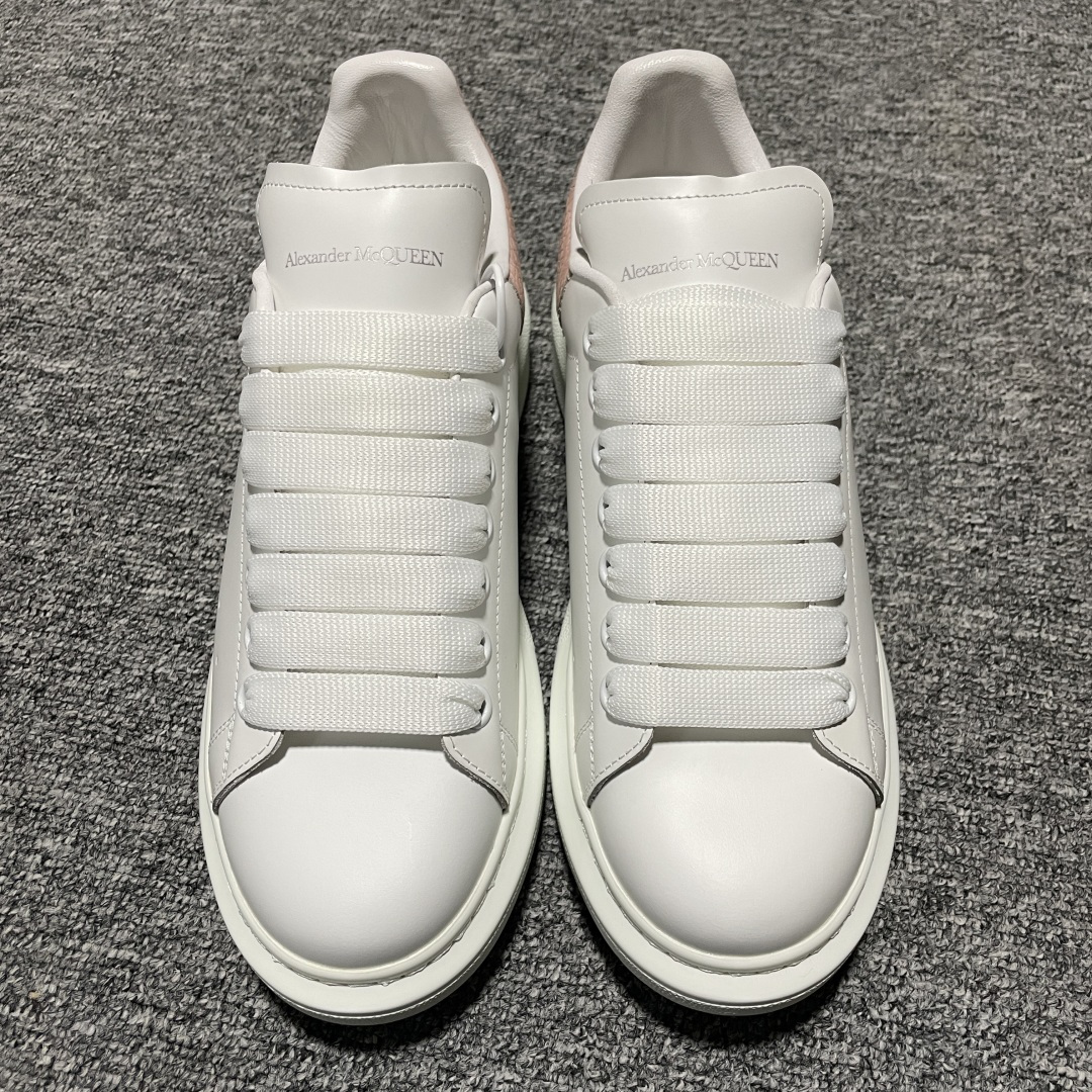 海淘专供版 Alexander McQueen 亚历山大麦昆 厚底增高小白鞋 原装购回原版开发 鞋底厚4.5cm 进口丝绸亚光原版水染羊皮内里 牛皮垫脚 回弹度到位 耐磨舒适 官方同步全套包装 外盒纸张、鞋盒工艺并赠送极品丝带 中底上所印一比一字体及字体颜色 中底颜色且中底钉了一圈一比一小钢钉（作用是小钉弯曲后可将中底与帮脚抓得更紧密）鞋盒贴标使用了高精密打印机，清晰与原版一样 赠送高硬度定制外包盒 认准实拍细节 以上所述所有细节可对比原鞋 尺码：35 36 37 38 39 40-选品中心