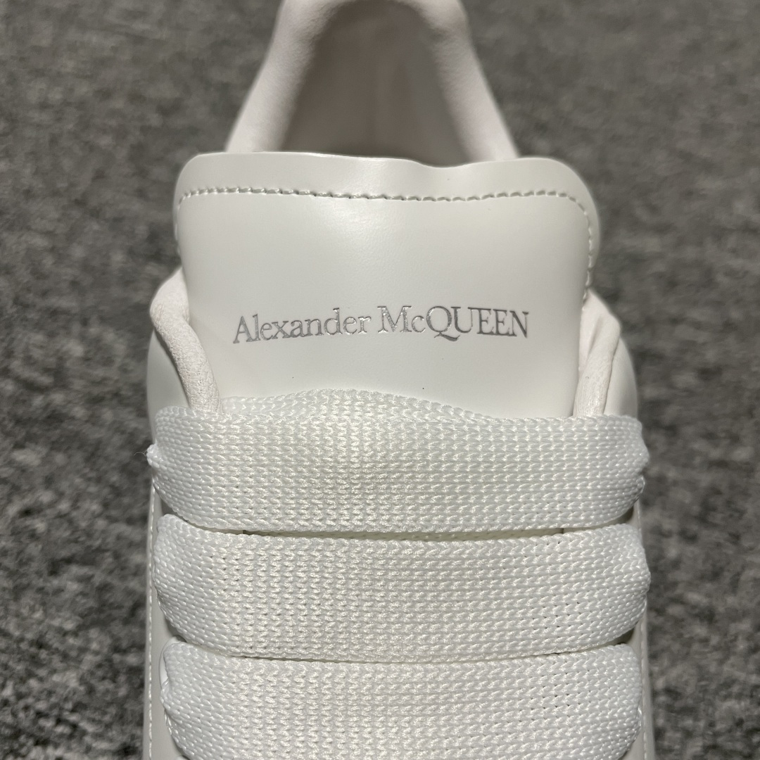 图片[9]-海淘专供版 Alexander McQueen 亚历山大麦昆 厚底增高小白鞋 原装购回原版开发 鞋底厚4.5cm 进口丝绸亚光原版水染羊皮内里 牛皮垫脚 回弹度到位 耐磨舒适 官方同步全套包装 外盒纸张、鞋盒工艺并赠送极品丝带 中底上所印一比一字体及字体颜色 中底颜色且中底钉了一圈一比一小钢钉（作用是小钉弯曲后可将中底与帮脚抓得更紧密）鞋盒贴标使用了高精密打印机，清晰与原版一样 赠送高硬度定制外包盒 认准实拍细节 以上所述所有细节可对比原鞋 尺码：35 36 37 38 39 40-选品中心