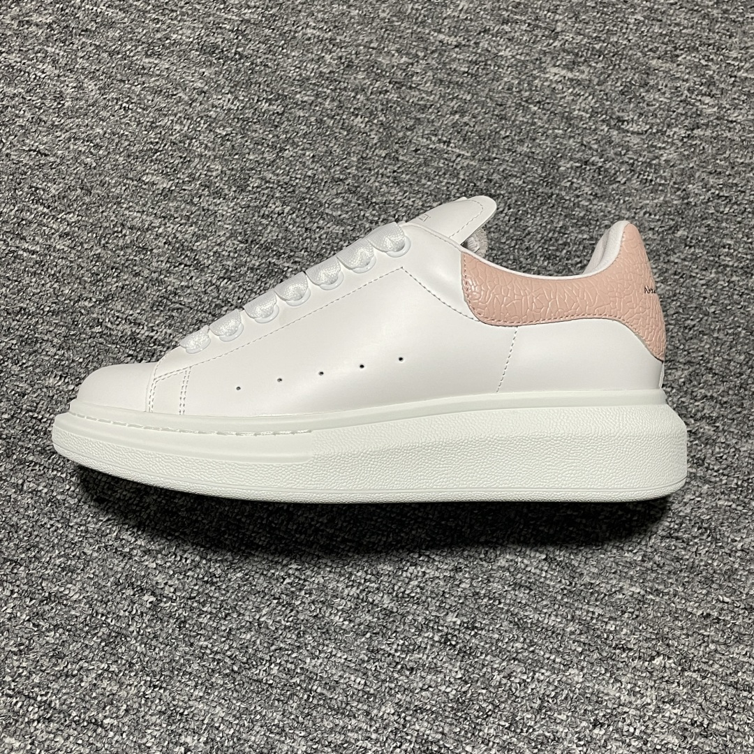 图片[5]-海淘专供版 Alexander McQueen 亚历山大麦昆 厚底增高小白鞋 原装购回原版开发 鞋底厚4.5cm 进口丝绸亚光原版水染羊皮内里 牛皮垫脚 回弹度到位 耐磨舒适 官方同步全套包装 外盒纸张、鞋盒工艺并赠送极品丝带 中底上所印一比一字体及字体颜色 中底颜色且中底钉了一圈一比一小钢钉（作用是小钉弯曲后可将中底与帮脚抓得更紧密）鞋盒贴标使用了高精密打印机，清晰与原版一样 赠送高硬度定制外包盒 认准实拍细节 以上所述所有细节可对比原鞋 尺码：35 36 37 38 39 40-选品中心