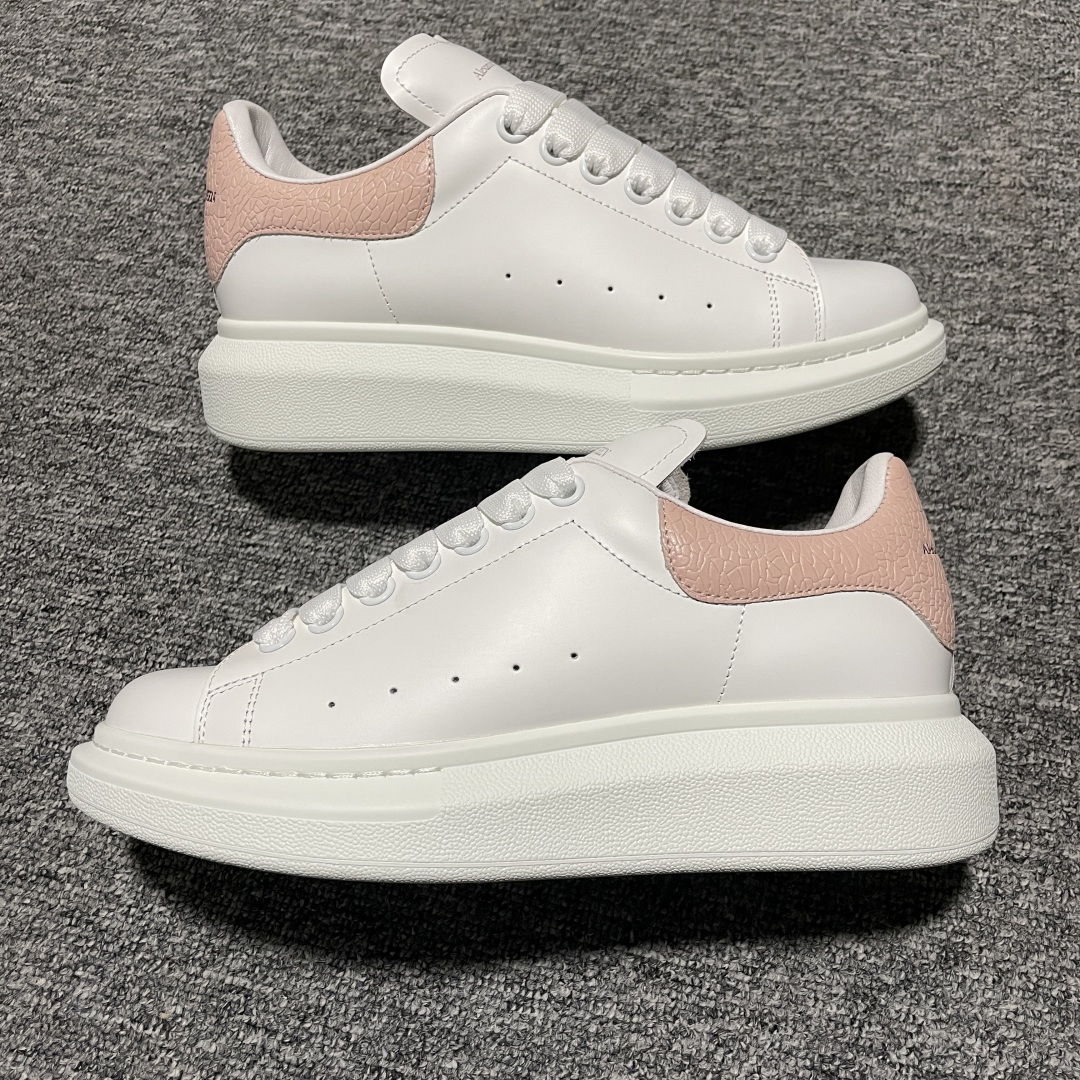 图片[8]-海淘专供版 Alexander McQueen 亚历山大麦昆 厚底增高小白鞋 原装购回原版开发 鞋底厚4.5cm 进口丝绸亚光原版水染羊皮内里 牛皮垫脚 回弹度到位 耐磨舒适 官方同步全套包装 外盒纸张、鞋盒工艺并赠送极品丝带 中底上所印一比一字体及字体颜色 中底颜色且中底钉了一圈一比一小钢钉（作用是小钉弯曲后可将中底与帮脚抓得更紧密）鞋盒贴标使用了高精密打印机，清晰与原版一样 赠送高硬度定制外包盒 认准实拍细节 以上所述所有细节可对比原鞋 尺码：35 36 37 38 39 40-选品中心