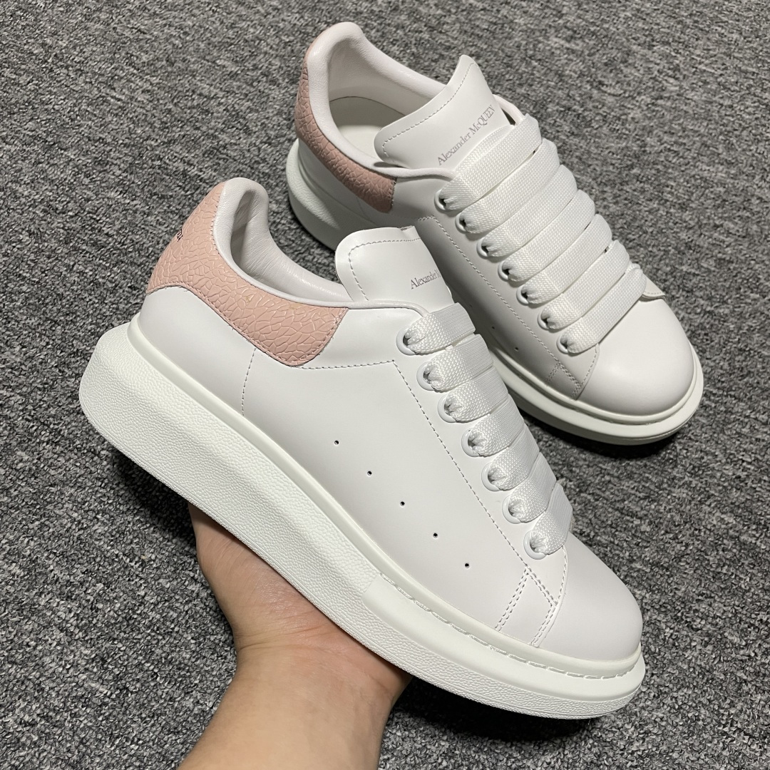 图片[6]-海淘专供版 Alexander McQueen 亚历山大麦昆 厚底增高小白鞋 原装购回原版开发 鞋底厚4.5cm 进口丝绸亚光原版水染羊皮内里 牛皮垫脚 回弹度到位 耐磨舒适 官方同步全套包装 外盒纸张、鞋盒工艺并赠送极品丝带 中底上所印一比一字体及字体颜色 中底颜色且中底钉了一圈一比一小钢钉（作用是小钉弯曲后可将中底与帮脚抓得更紧密）鞋盒贴标使用了高精密打印机，清晰与原版一样 赠送高硬度定制外包盒 认准实拍细节 以上所述所有细节可对比原鞋 尺码：35 36 37 38 39 40-选品中心