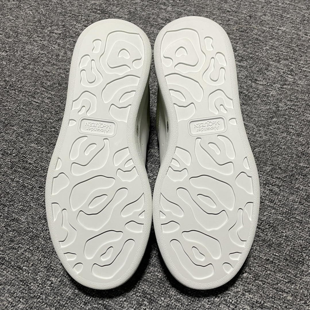 图片[3]-海淘专供版 Alexander McQueen 亚历山大麦昆 厚底增高小白鞋 原装购回原版开发 鞋底厚4.5cm 进口丝绸亚光原版水染羊皮内里 牛皮垫脚 回弹度到位 耐磨舒适 官方同步全套包装 外盒纸张、鞋盒工艺并赠送极品丝带 中底上所印一比一字体及字体颜色 中底颜色且中底钉了一圈一比一小钢钉（作用是小钉弯曲后可将中底与帮脚抓得更紧密）鞋盒贴标使用了高精密打印机，清晰与原版一样 赠送高硬度定制外包盒 认准实拍细节 以上所述所有细节可对比原鞋 尺码：35 36 37 38 39 40 41 42 43 44 45-选品中心