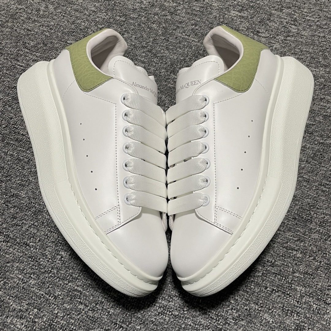 图片[2]-海淘专供版 Alexander McQueen 亚历山大麦昆 厚底增高小白鞋 原装购回原版开发 鞋底厚4.5cm 进口丝绸亚光原版水染羊皮内里 牛皮垫脚 回弹度到位 耐磨舒适 官方同步全套包装 外盒纸张、鞋盒工艺并赠送极品丝带 中底上所印一比一字体及字体颜色 中底颜色且中底钉了一圈一比一小钢钉（作用是小钉弯曲后可将中底与帮脚抓得更紧密）鞋盒贴标使用了高精密打印机，清晰与原版一样 赠送高硬度定制外包盒 认准实拍细节 以上所述所有细节可对比原鞋 尺码：35 36 37 38 39 40 41 42 43 44 45-选品中心