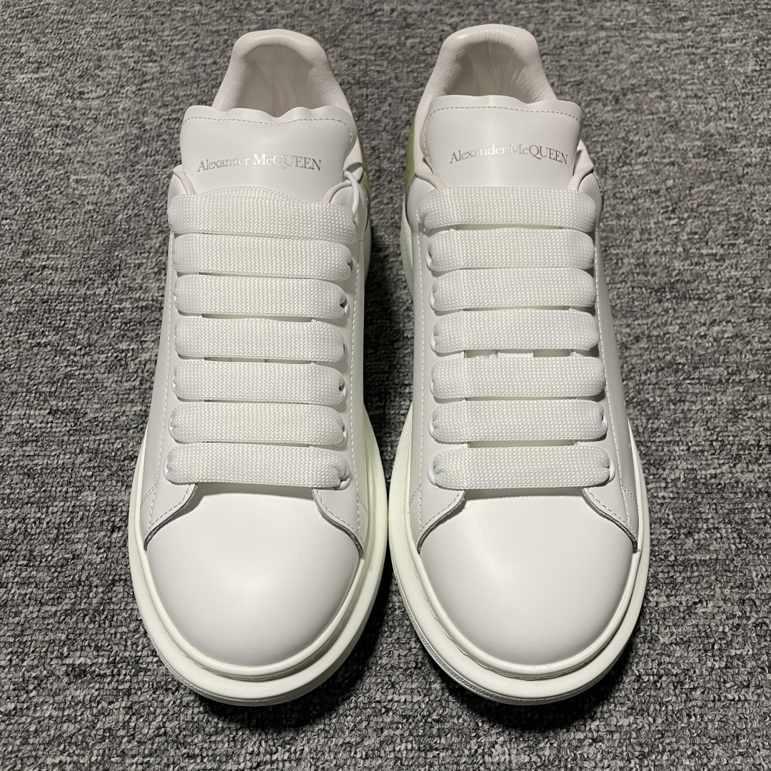 海淘专供版 Alexander McQueen 亚历山大麦昆 厚底增高小白鞋 原装购回原版开发 鞋底厚4.5cm 进口丝绸亚光原版水染羊皮内里 牛皮垫脚 回弹度到位 耐磨舒适 官方同步全套包装 外盒纸张、鞋盒工艺并赠送极品丝带 中底上所印一比一字体及字体颜色 中底颜色且中底钉了一圈一比一小钢钉（作用是小钉弯曲后可将中底与帮脚抓得更紧密）鞋盒贴标使用了高精密打印机，清晰与原版一样 赠送高硬度定制外包盒 认准实拍细节 以上所述所有细节可对比原鞋 尺码：35 36 37 38 39 40 41 42 43 44 45-选品中心