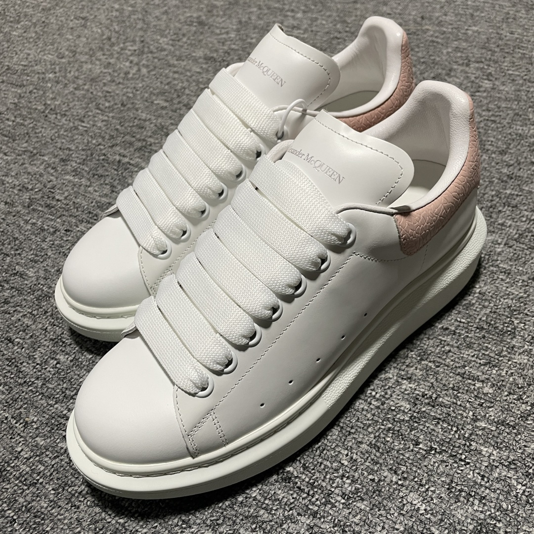 图片[4]-海淘专供版 Alexander McQueen 亚历山大麦昆 厚底增高小白鞋 原装购回原版开发 鞋底厚4.5cm 进口丝绸亚光原版水染羊皮内里 牛皮垫脚 回弹度到位 耐磨舒适 官方同步全套包装 外盒纸张、鞋盒工艺并赠送极品丝带 中底上所印一比一字体及字体颜色 中底颜色且中底钉了一圈一比一小钢钉（作用是小钉弯曲后可将中底与帮脚抓得更紧密）鞋盒贴标使用了高精密打印机，清晰与原版一样 赠送高硬度定制外包盒 认准实拍细节 以上所述所有细节可对比原鞋 尺码：35 36 37 38 39 40-选品中心