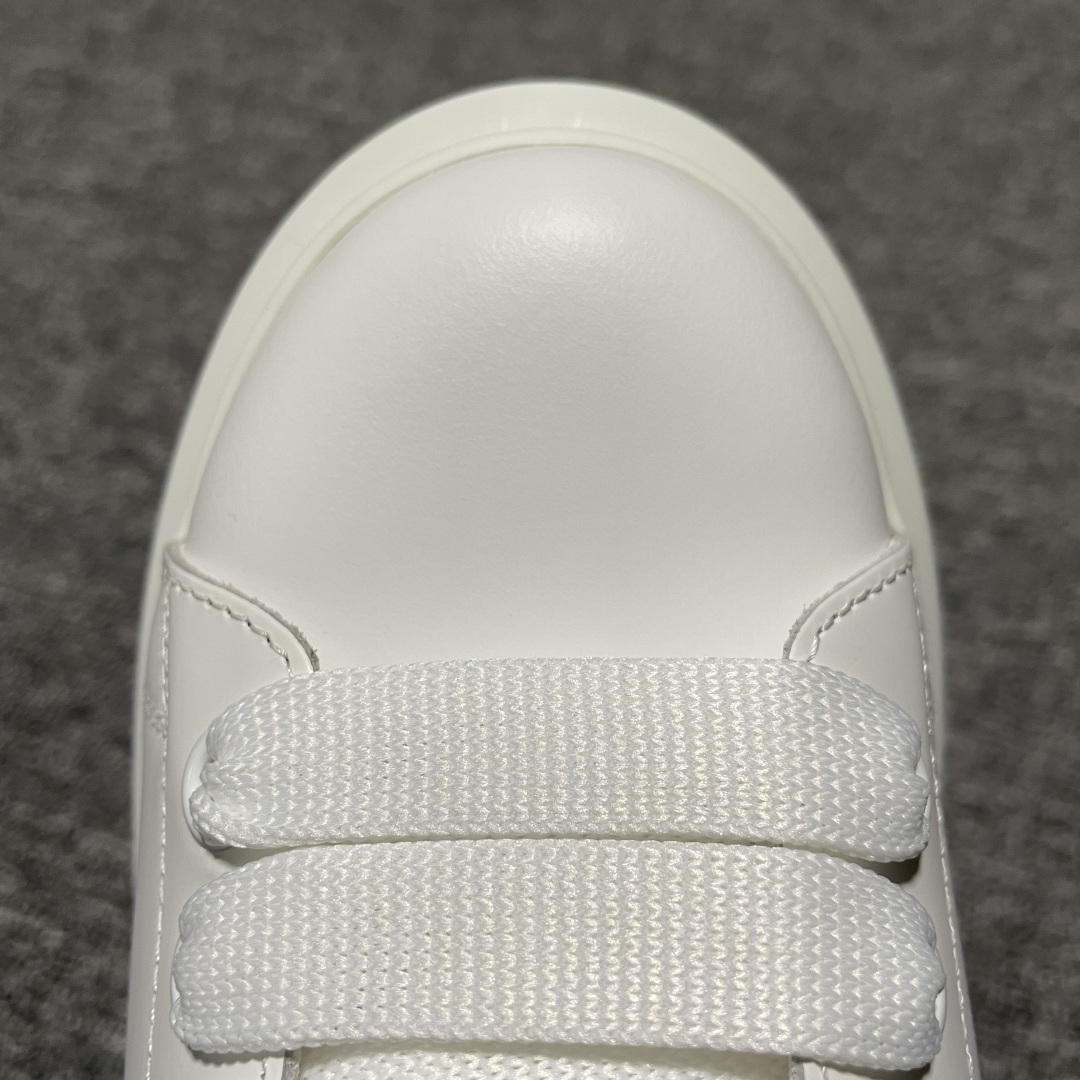 图片[7]-海淘专供版 Alexander McQueen 亚历山大麦昆 厚底增高小白鞋 原装购回原版开发 鞋底厚4.5cm 进口丝绸亚光原版水染羊皮内里 牛皮垫脚 回弹度到位 耐磨舒适 官方同步全套包装 外盒纸张、鞋盒工艺并赠送极品丝带 中底上所印一比一字体及字体颜色 中底颜色且中底钉了一圈一比一小钢钉（作用是小钉弯曲后可将中底与帮脚抓得更紧密）鞋盒贴标使用了高精密打印机，清晰与原版一样 赠送高硬度定制外包盒 认准实拍细节 以上所述所有细节可对比原鞋 尺码：35 36 37 38 39 40-选品中心