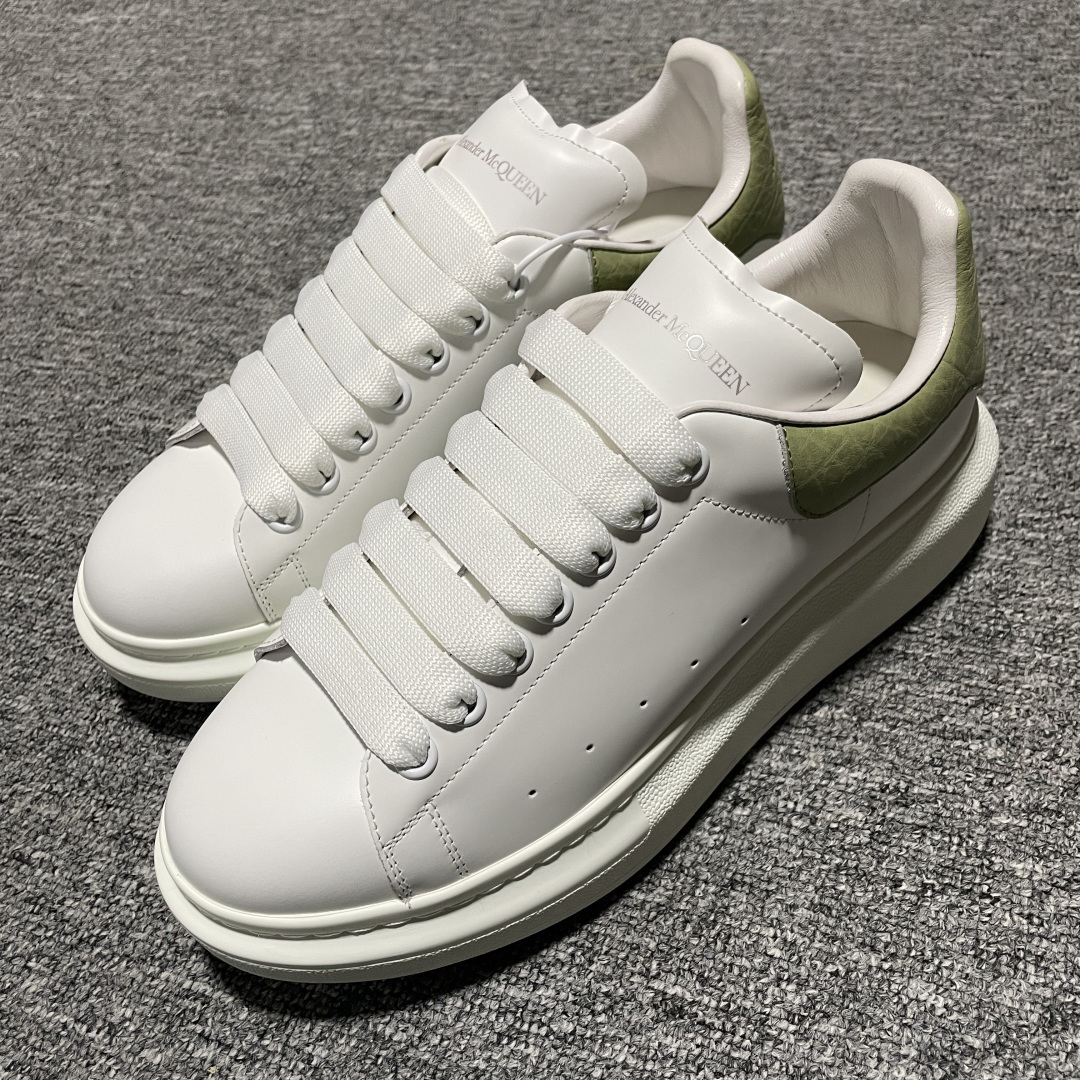 图片[4]-海淘专供版 Alexander McQueen 亚历山大麦昆 厚底增高小白鞋 原装购回原版开发 鞋底厚4.5cm 进口丝绸亚光原版水染羊皮内里 牛皮垫脚 回弹度到位 耐磨舒适 官方同步全套包装 外盒纸张、鞋盒工艺并赠送极品丝带 中底上所印一比一字体及字体颜色 中底颜色且中底钉了一圈一比一小钢钉（作用是小钉弯曲后可将中底与帮脚抓得更紧密）鞋盒贴标使用了高精密打印机，清晰与原版一样 赠送高硬度定制外包盒 认准实拍细节 以上所述所有细节可对比原鞋 尺码：35 36 37 38 39 40 41 42 43 44 45-选品中心