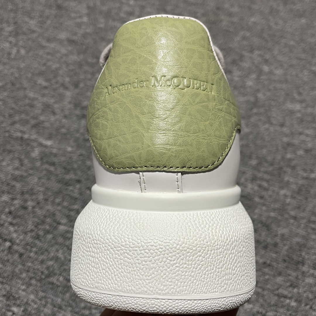 图片[9]-海淘专供版 Alexander McQueen 亚历山大麦昆 厚底增高小白鞋 原装购回原版开发 鞋底厚4.5cm 进口丝绸亚光原版水染羊皮内里 牛皮垫脚 回弹度到位 耐磨舒适 官方同步全套包装 外盒纸张、鞋盒工艺并赠送极品丝带 中底上所印一比一字体及字体颜色 中底颜色且中底钉了一圈一比一小钢钉（作用是小钉弯曲后可将中底与帮脚抓得更紧密）鞋盒贴标使用了高精密打印机，清晰与原版一样 赠送高硬度定制外包盒 认准实拍细节 以上所述所有细节可对比原鞋 尺码：35 36 37 38 39 40 41 42 43 44 45-选品中心