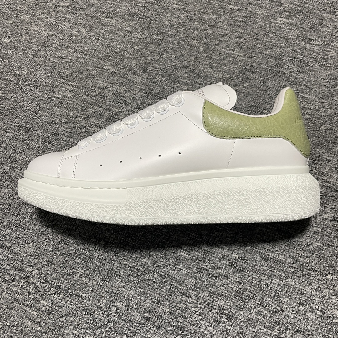 图片[5]-海淘专供版 Alexander McQueen 亚历山大麦昆 厚底增高小白鞋 原装购回原版开发 鞋底厚4.5cm 进口丝绸亚光原版水染羊皮内里 牛皮垫脚 回弹度到位 耐磨舒适 官方同步全套包装 外盒纸张、鞋盒工艺并赠送极品丝带 中底上所印一比一字体及字体颜色 中底颜色且中底钉了一圈一比一小钢钉（作用是小钉弯曲后可将中底与帮脚抓得更紧密）鞋盒贴标使用了高精密打印机，清晰与原版一样 赠送高硬度定制外包盒 认准实拍细节 以上所述所有细节可对比原鞋 尺码：35 36 37 38 39 40 41 42 43 44 45-选品中心