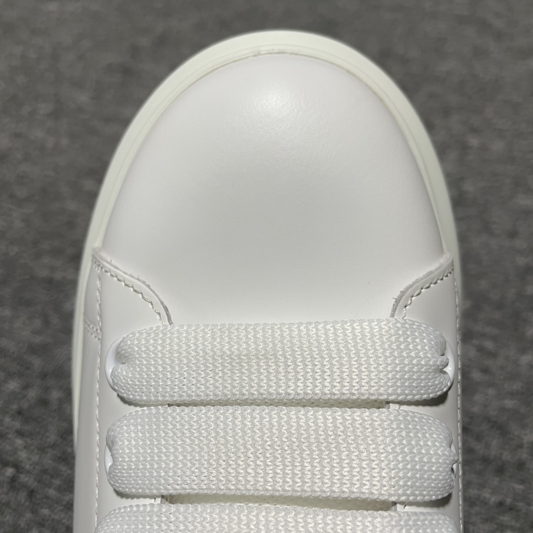 图片[7]-海淘专供版 Alexander McQueen 亚历山大麦昆 厚底增高小白鞋 原装购回原版开发 鞋底厚4.5cm 进口丝绸亚光原版水染羊皮内里 牛皮垫脚 回弹度到位 耐磨舒适 官方同步全套包装 外盒纸张、鞋盒工艺并赠送极品丝带 中底上所印一比一字体及字体颜色 中底颜色且中底钉了一圈一比一小钢钉（作用是小钉弯曲后可将中底与帮脚抓得更紧密）鞋盒贴标使用了高精密打印机，清晰与原版一样 赠送高硬度定制外包盒 认准实拍细节 以上所述所有细节可对比原鞋 尺码：35 36 37 38 39 40 41 42 43 44 45-选品中心