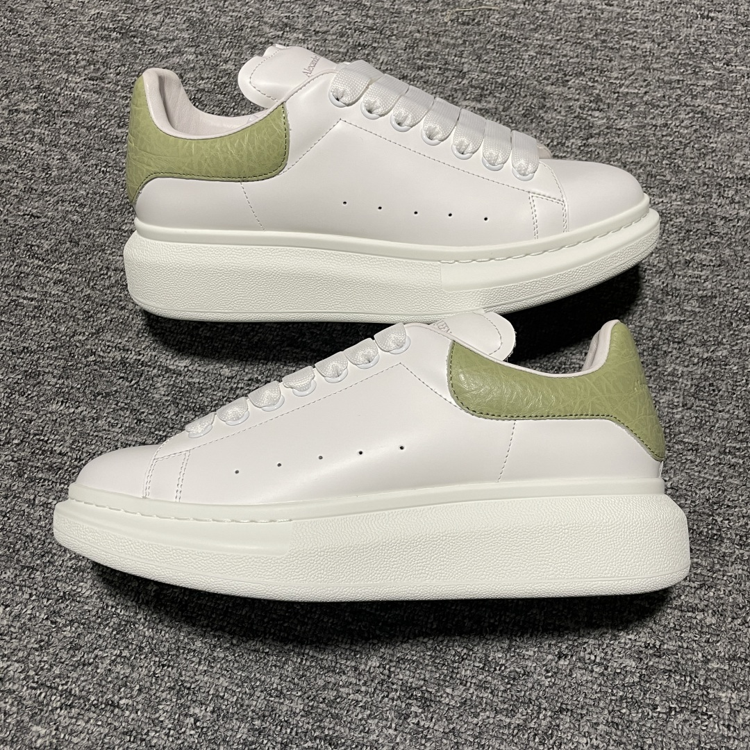 图片[8]-海淘专供版 Alexander McQueen 亚历山大麦昆 厚底增高小白鞋 原装购回原版开发 鞋底厚4.5cm 进口丝绸亚光原版水染羊皮内里 牛皮垫脚 回弹度到位 耐磨舒适 官方同步全套包装 外盒纸张、鞋盒工艺并赠送极品丝带 中底上所印一比一字体及字体颜色 中底颜色且中底钉了一圈一比一小钢钉（作用是小钉弯曲后可将中底与帮脚抓得更紧密）鞋盒贴标使用了高精密打印机，清晰与原版一样 赠送高硬度定制外包盒 认准实拍细节 以上所述所有细节可对比原鞋 尺码：35 36 37 38 39 40 41 42 43 44 45-选品中心