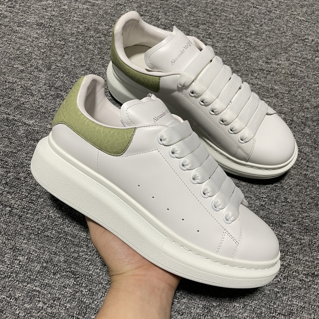 图片[6]-海淘专供版 Alexander McQueen 亚历山大麦昆 厚底增高小白鞋 原装购回原版开发 鞋底厚4.5cm 进口丝绸亚光原版水染羊皮内里 牛皮垫脚 回弹度到位 耐磨舒适 官方同步全套包装 外盒纸张、鞋盒工艺并赠送极品丝带 中底上所印一比一字体及字体颜色 中底颜色且中底钉了一圈一比一小钢钉（作用是小钉弯曲后可将中底与帮脚抓得更紧密）鞋盒贴标使用了高精密打印机，清晰与原版一样 赠送高硬度定制外包盒 认准实拍细节 以上所述所有细节可对比原鞋 尺码：35 36 37 38 39 40 41 42 43 44 45-选品中心