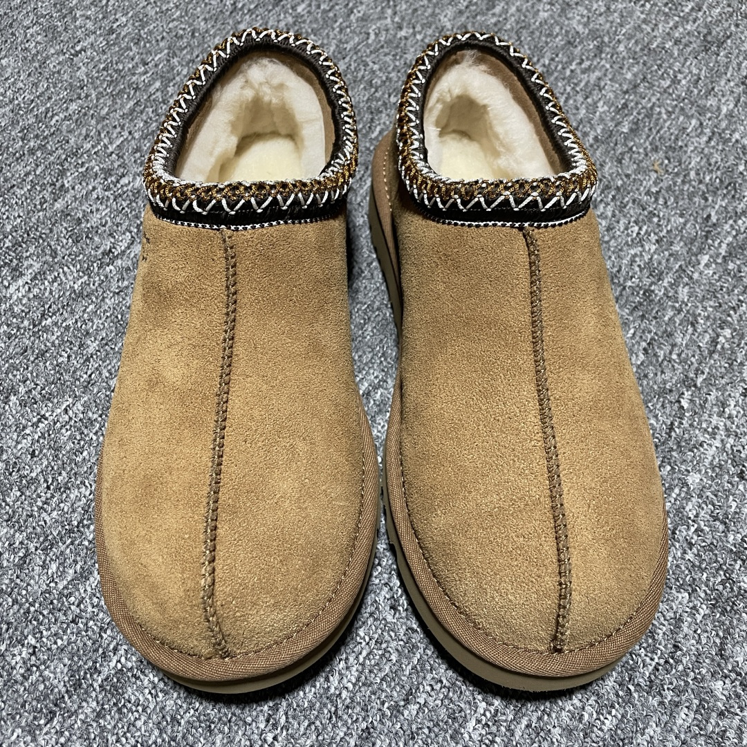 男鞋 女鞋平台外贸专供 UGG 中性雪地靴 5955 十年品牌制鞋代工厂生产线出品 注重每一处细节 隆丰A级真羊皮毛一体 完全遵循ZP工艺流程打造 尺码：35 36 37 38 39 40 41 42 43 44 45 \”},\”album\”：{\”name\”：\”🐲渠道货㊣(天猫专柜实体)-选品中心