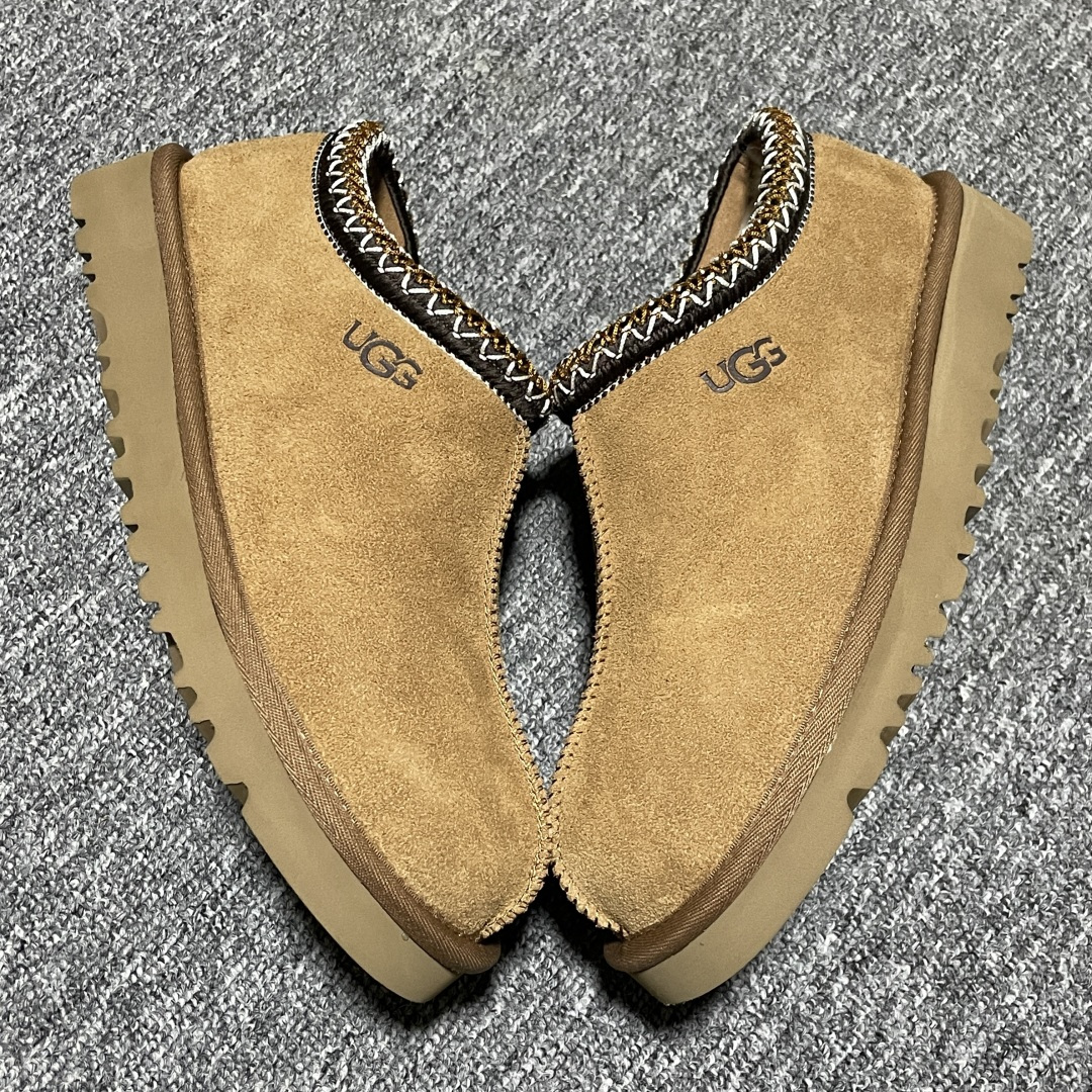 图片[2]-男鞋 女鞋平台外贸专供 UGG 中性雪地靴 5955 十年品牌制鞋代工厂生产线出品 注重每一处细节 隆丰A级真羊皮毛一体 完全遵循ZP工艺流程打造 尺码：35 36 37 38 39 40 41 42 43 44 45 \”},\”album\”：{\”name\”：\”🐲渠道货㊣(天猫专柜实体)-选品中心