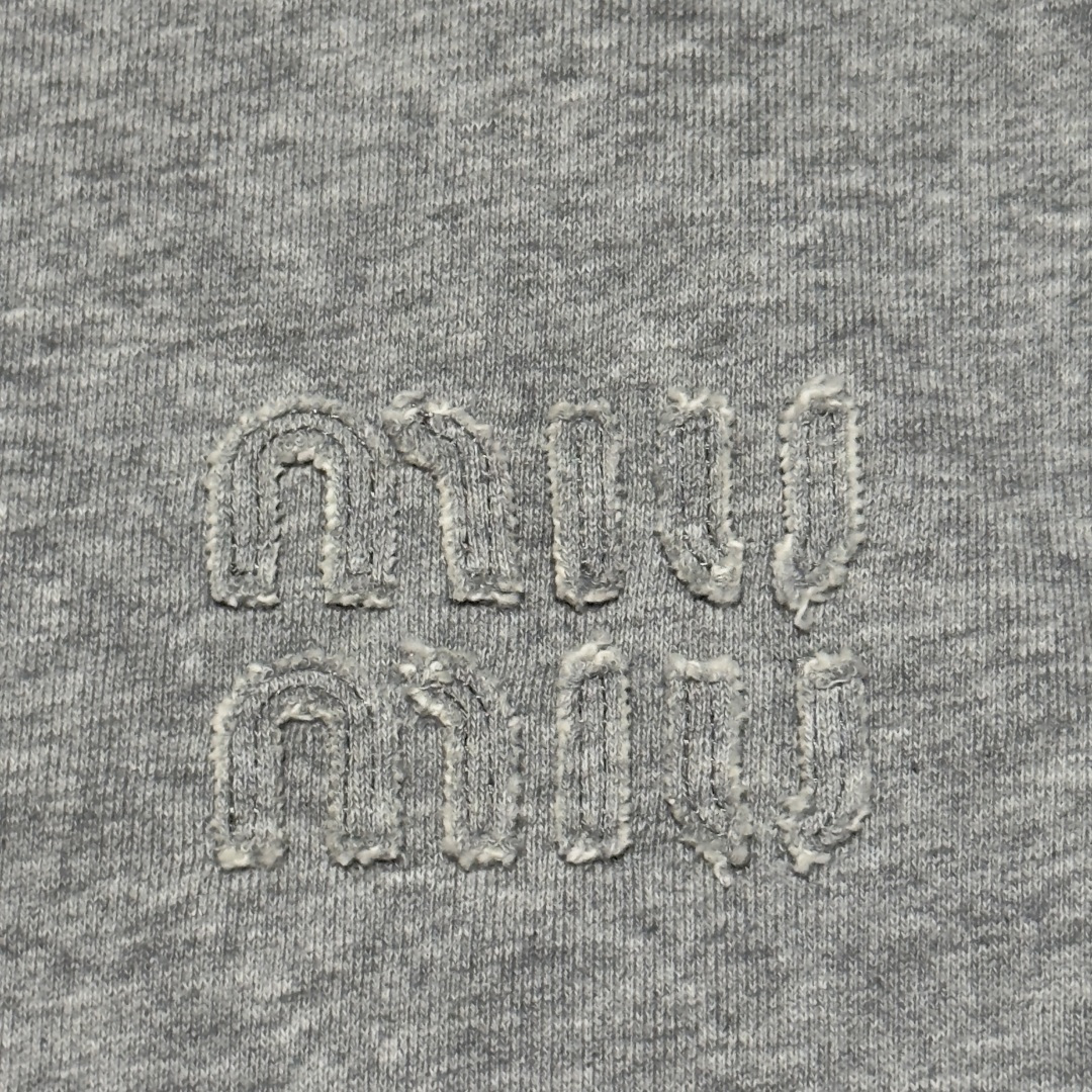 图片[4]-S# MiuMiu 缪缪 双面穿连帽卫衣外套 真正原版购回开发打版 高端零售专供 品质保证 100%放心出街 尺码：38 40 42 44-选品中心