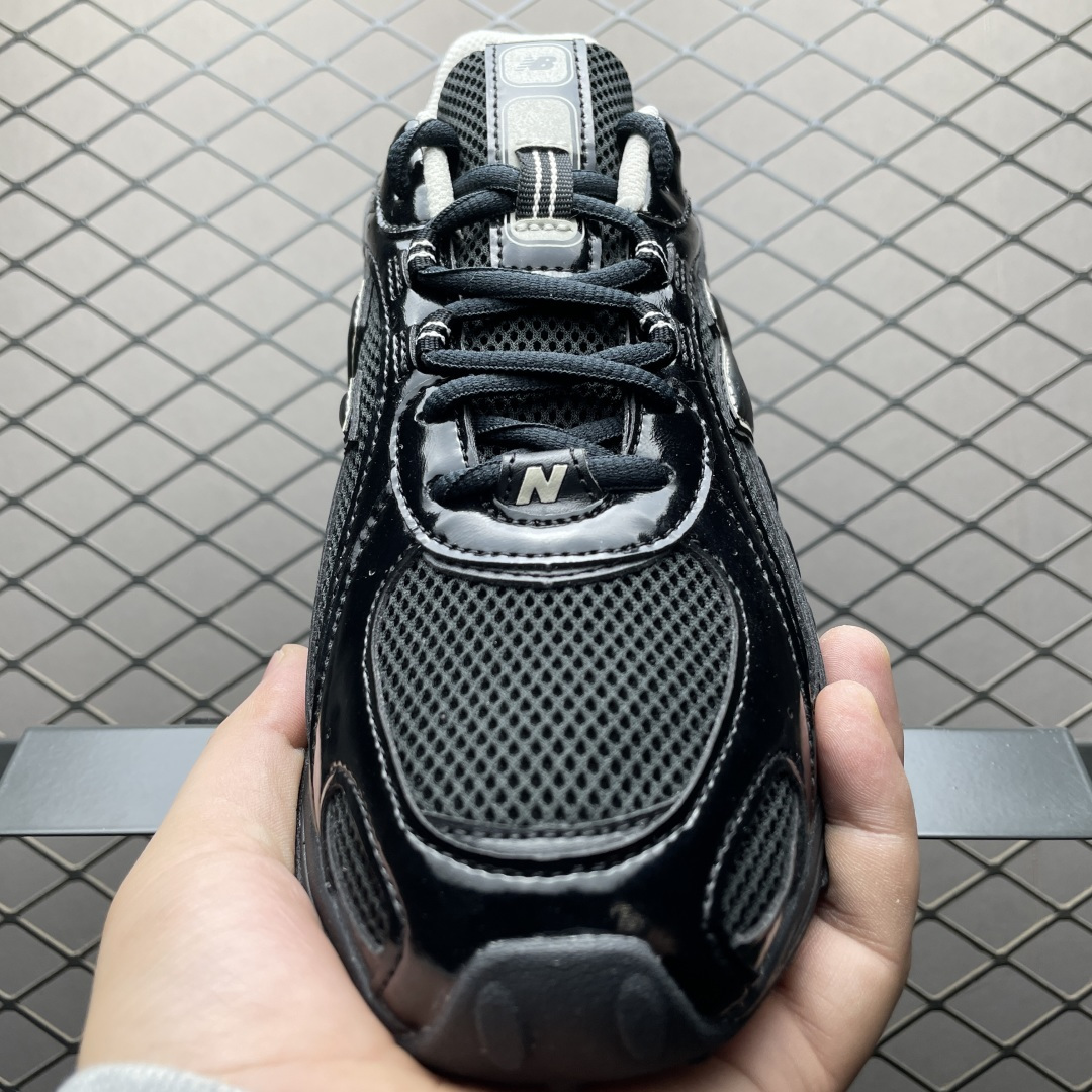 图片[8]-纯原版本 New Balance U204LMRA 复古休闲鞋 薄底鞋 头部一线大厂出品 正确版本 中底可以一眼区分市面版本 鞋身搭载EVA科技中底 适用多元穿搭场合为户外出行提供舒适长远的穿搭体验 尺码：36 37 37.5 38 38.5 39.5 40 40.5 41.5 42 42.5 43 44 44.5-选品中心